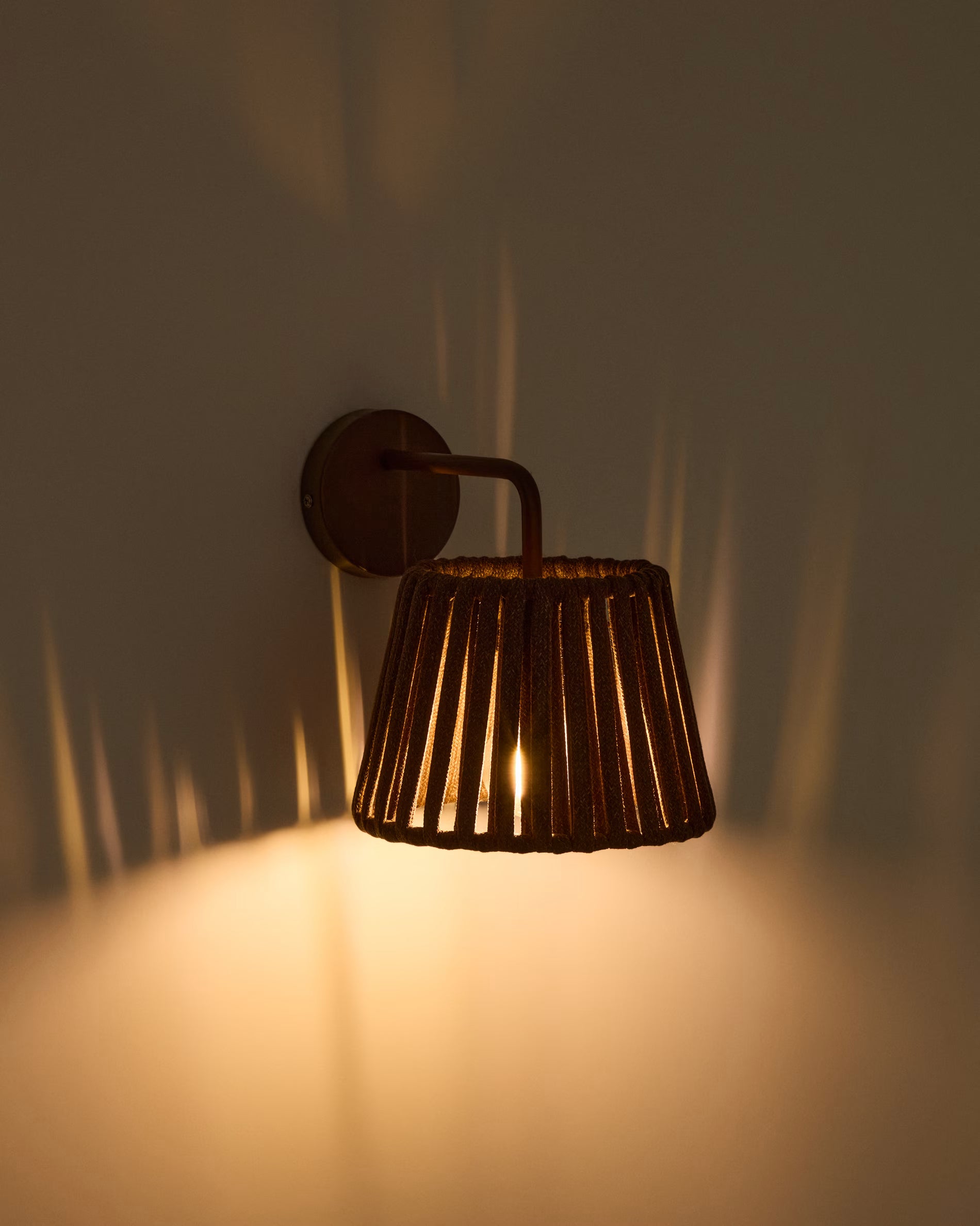 Zonne-energie wandlamp ALDET bruin