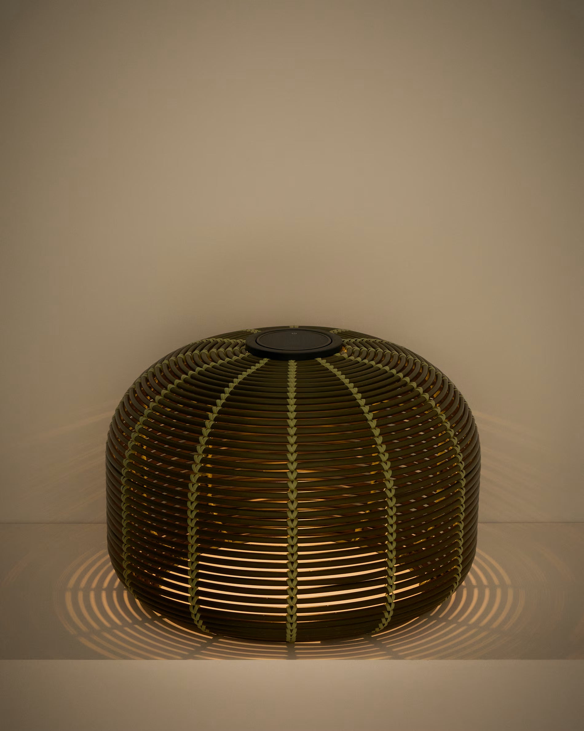 Lampa ogrodowa solarna GAROINA zielony syntetyczny rattan – Kave Home