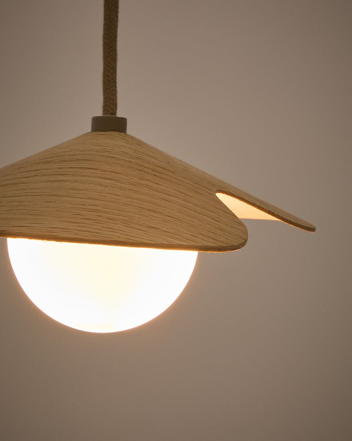 Lampa wisząca WILARA naturalny fornir dębowy z 1 kloszem – ujęcie 3