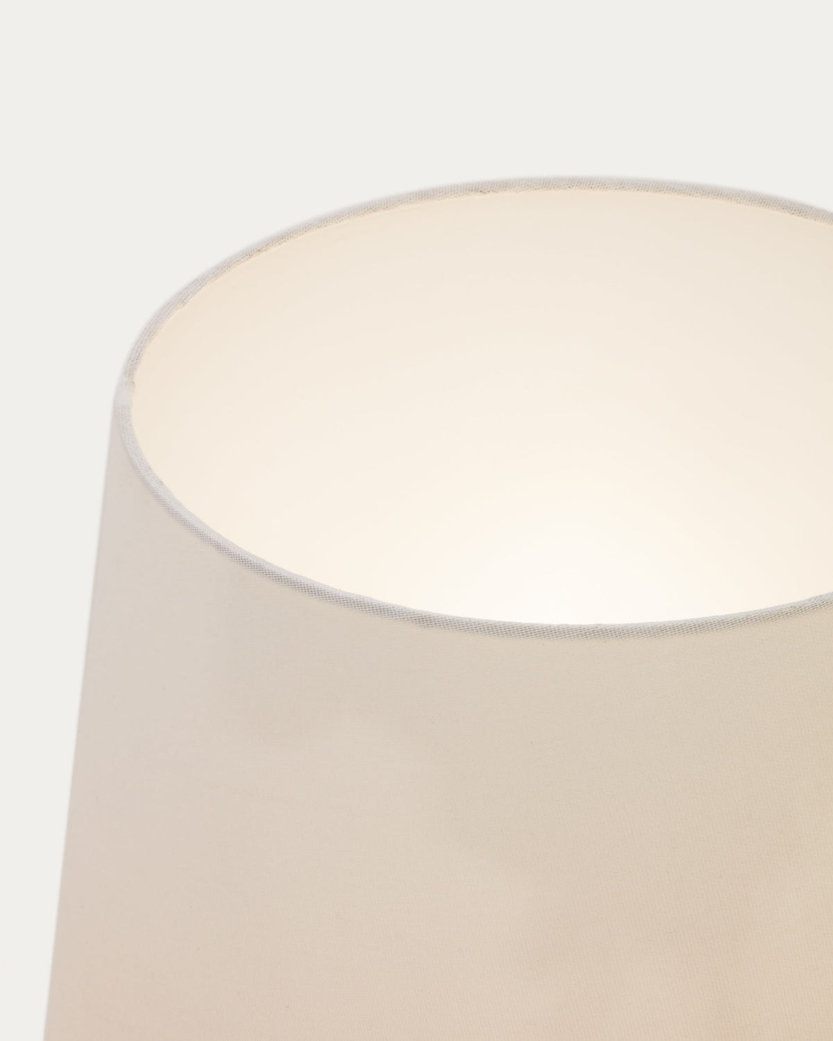 Lampa podłogowa MARGA naturalne lite drewno z białym abażurem – ujęcie 4