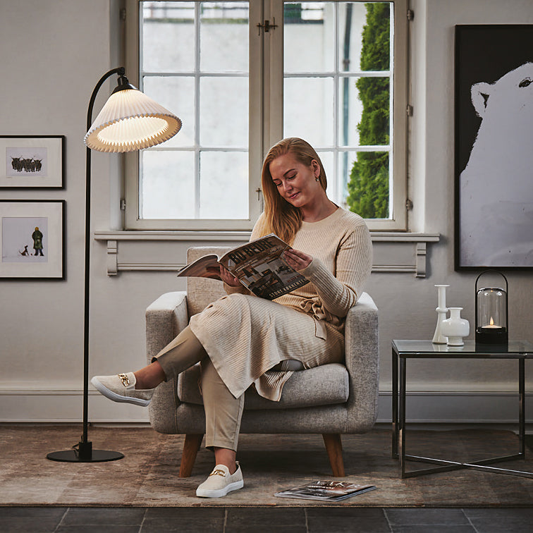 Stehlampe MODELL 368 weiß mit schwarzem Fuß