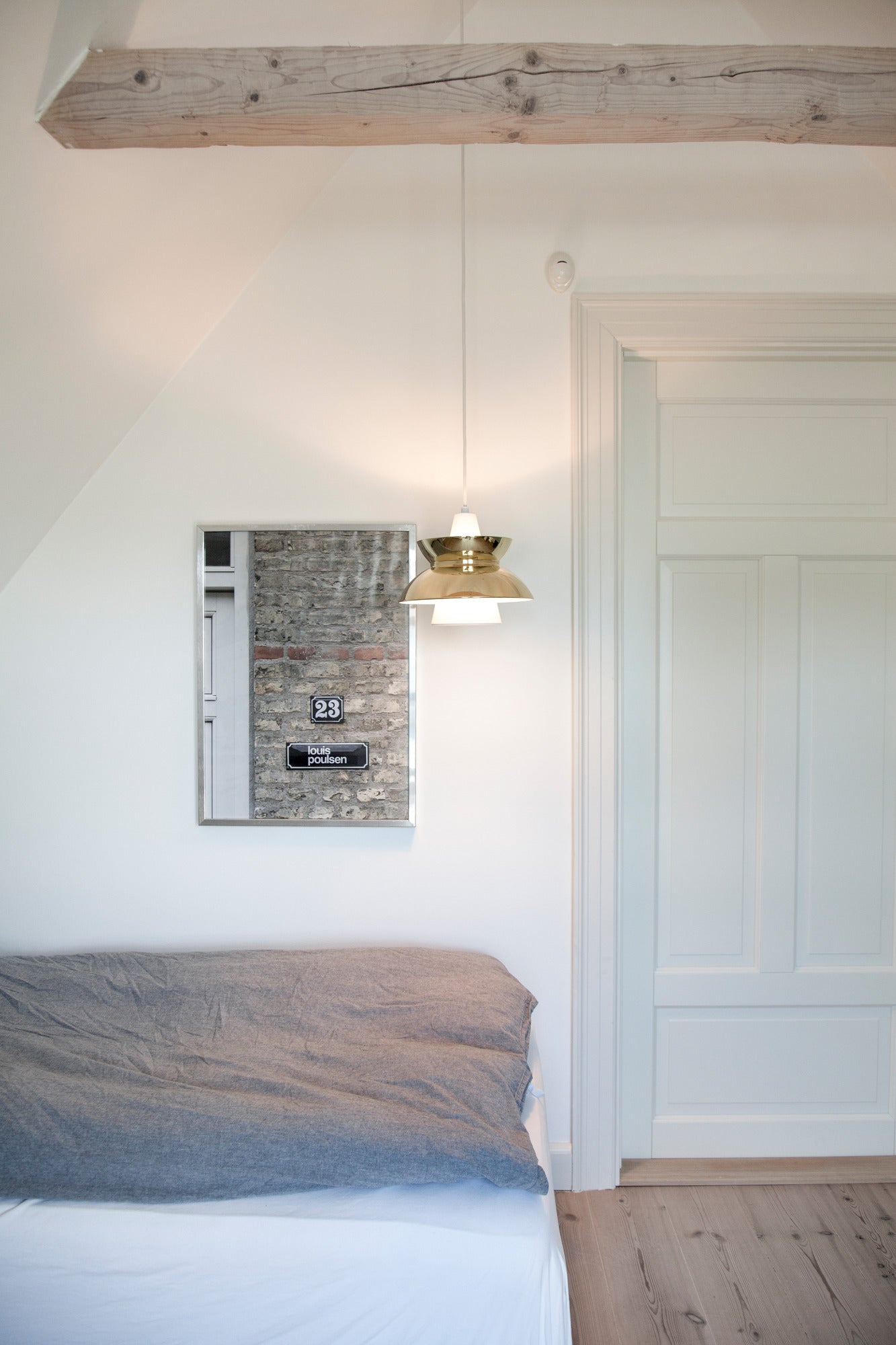 Lampa wisząca DOO-WOP biały z mosiężnym wykończeniem