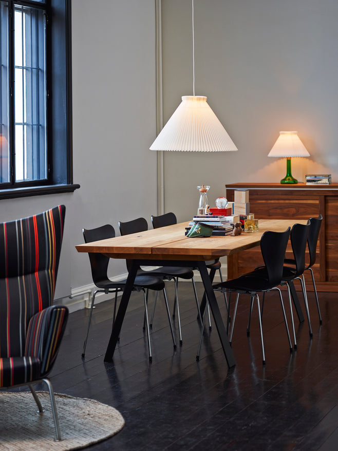 Tischlampe MODELL 343 weiß mit dunkelgrauem Fuß