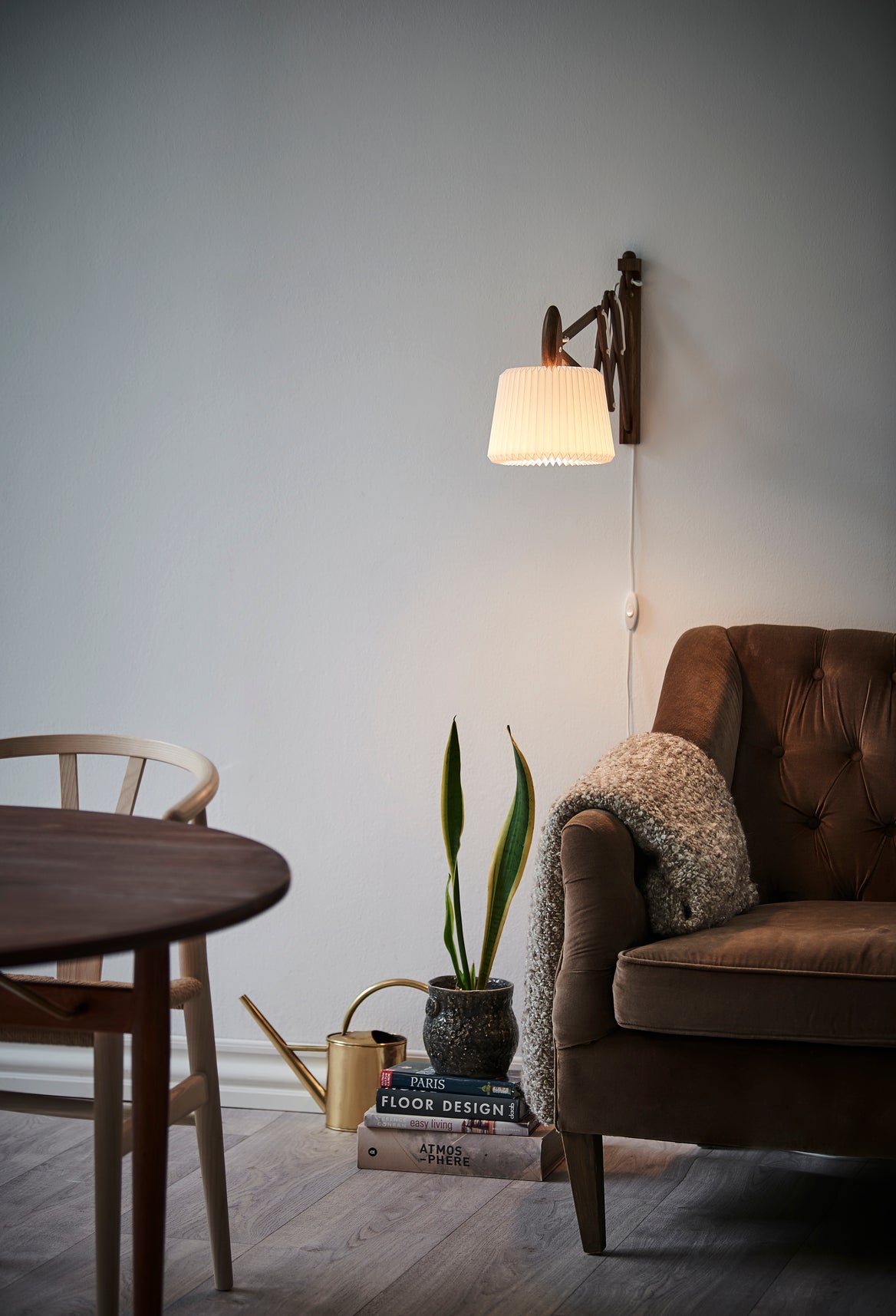 Wall lamp MODEL 233 120 SAX white with light oak base