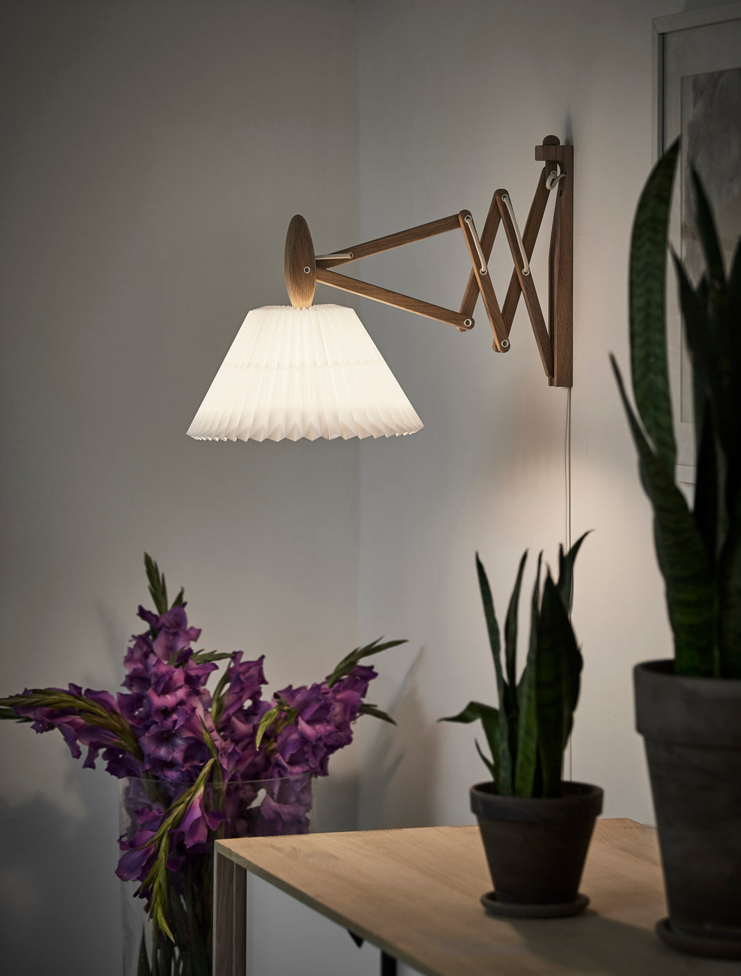 Wall lamp MODEL 223 2/17 SAX white with light oak base