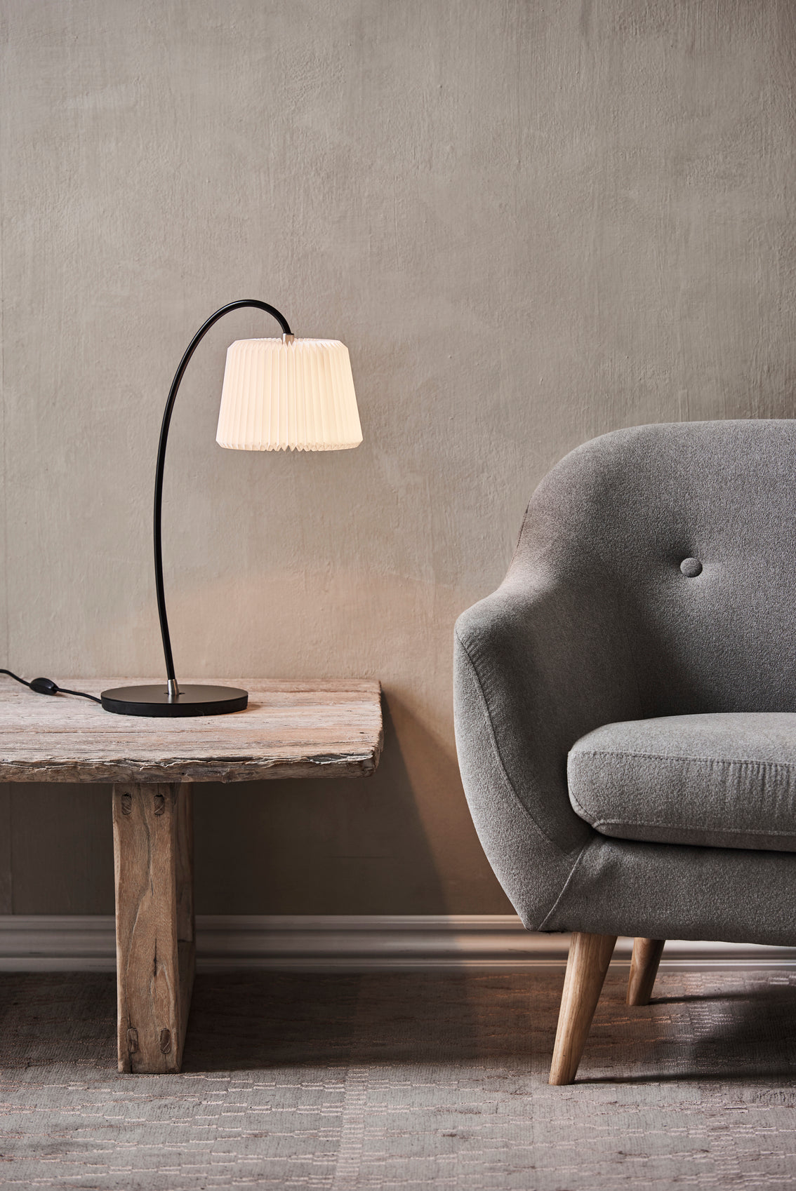 Table lamp MODEL 320 white with black base