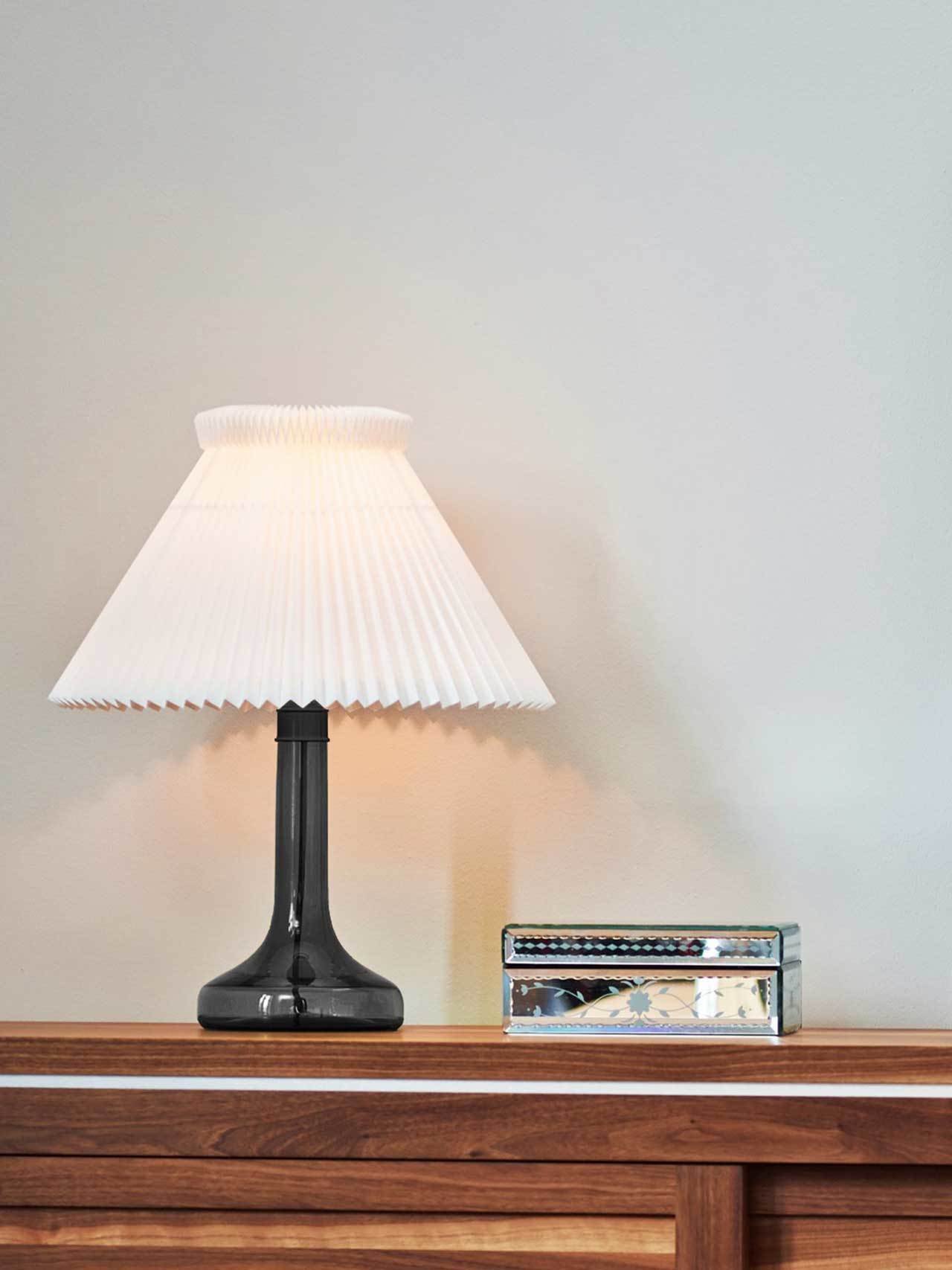 Tischlampe MODELL 343 weiß mit dunkelgrauem Fuß