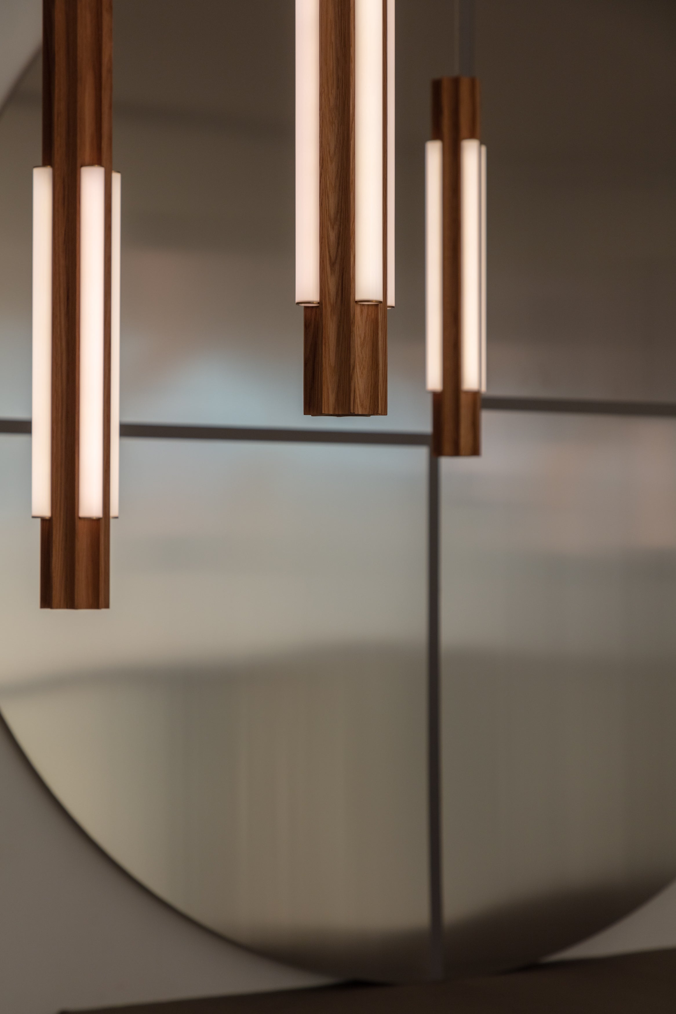 Hanglamp ALTAR van eikenhout met messing afwerking
