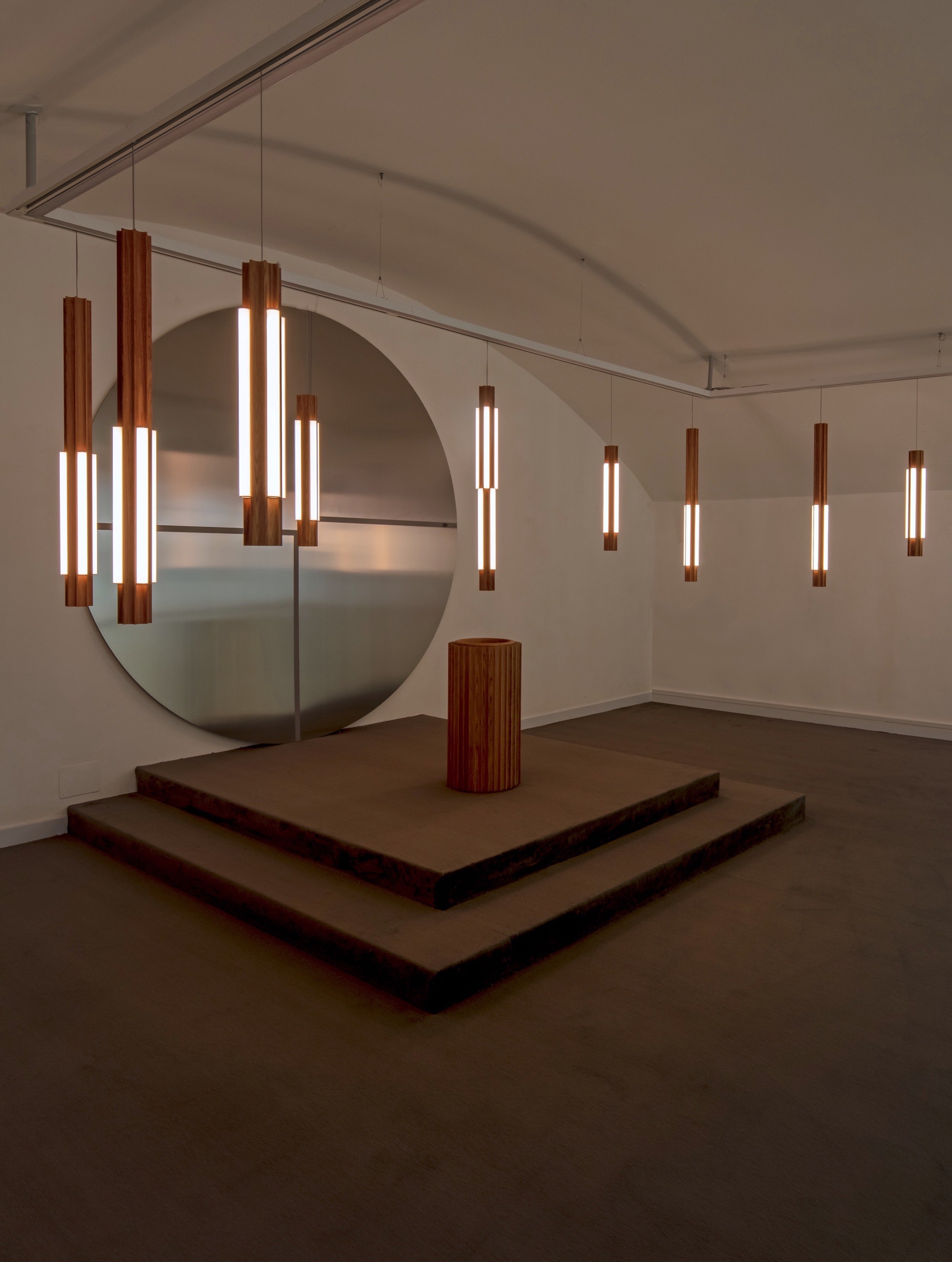 Hanglamp ALTAR van eikenhout met messing afwerking