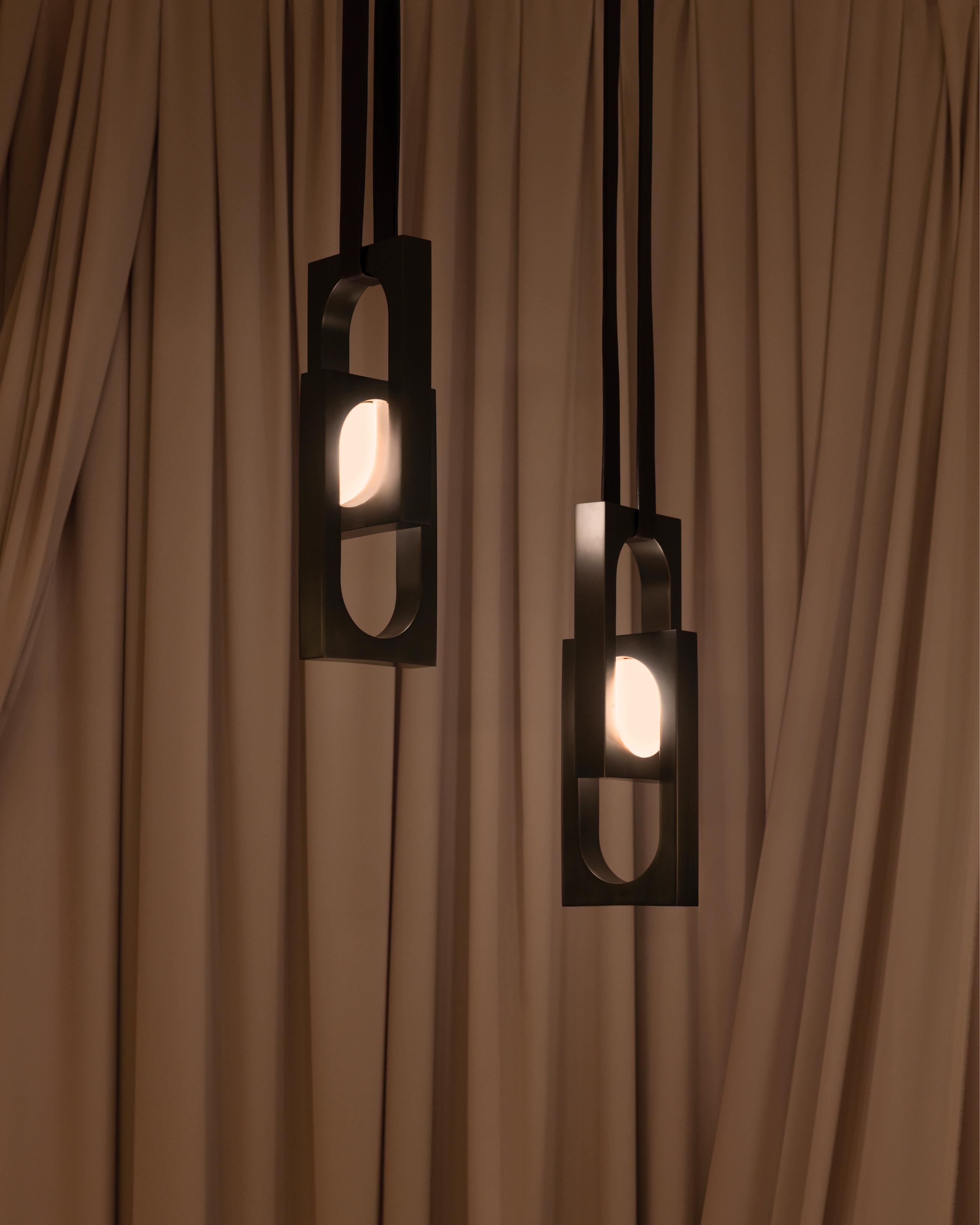 Hanglamp MYTHOS DUO met opalen glazen kap en messing.