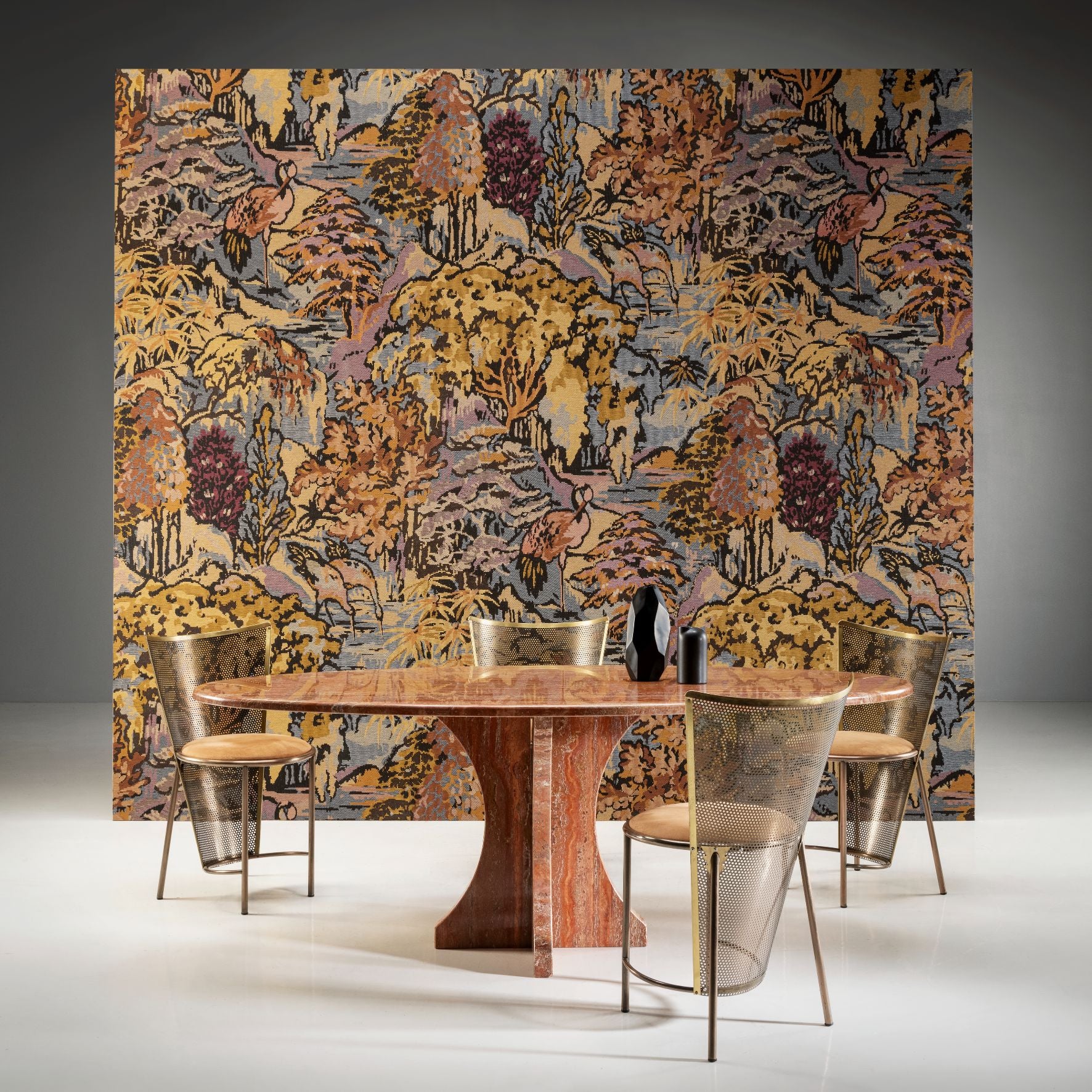 Textielbehang met plantaal en dierlijk motief RIVERBANK goud met oranje