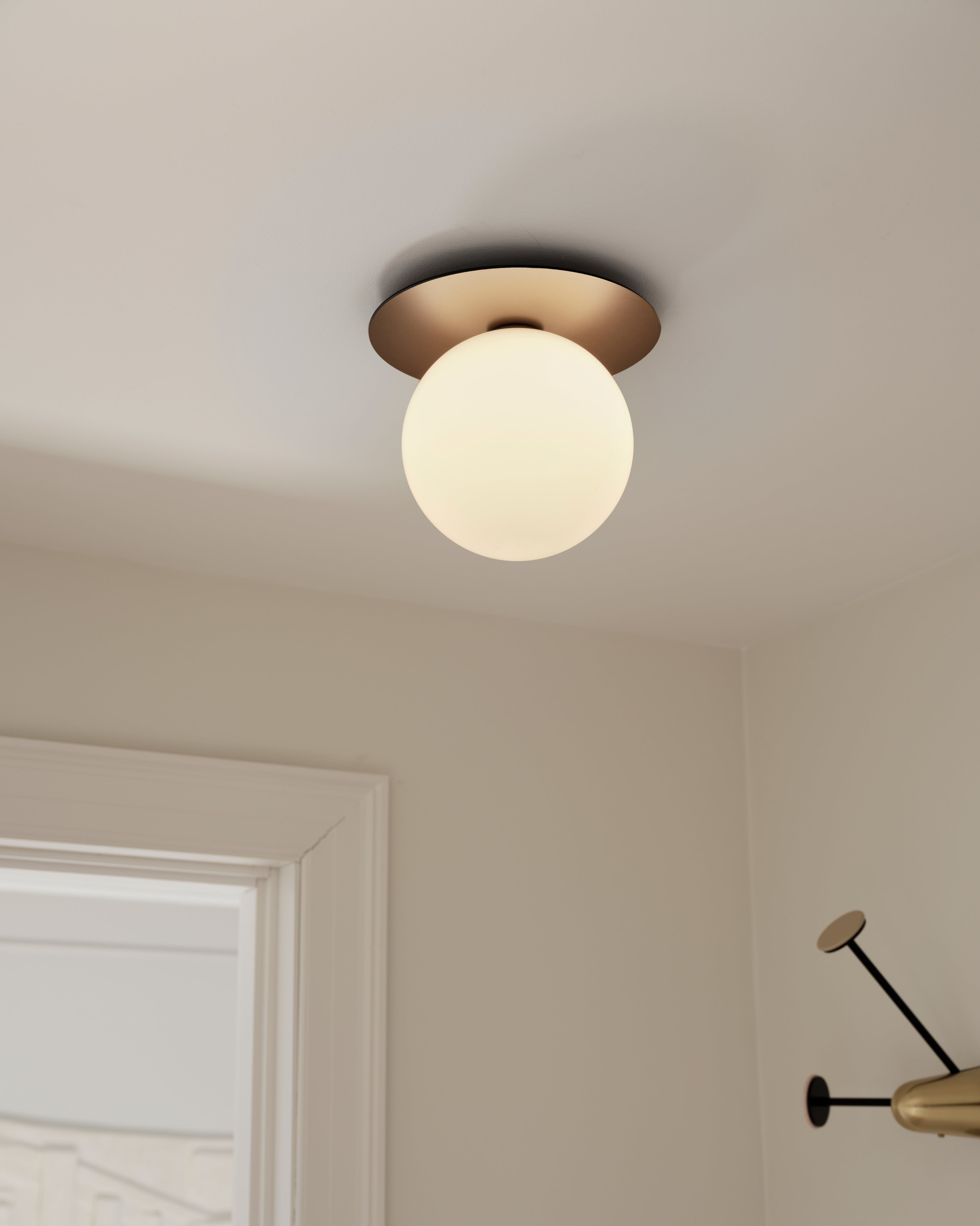 Wandlamp LIILA donkerbruin met opaalglas