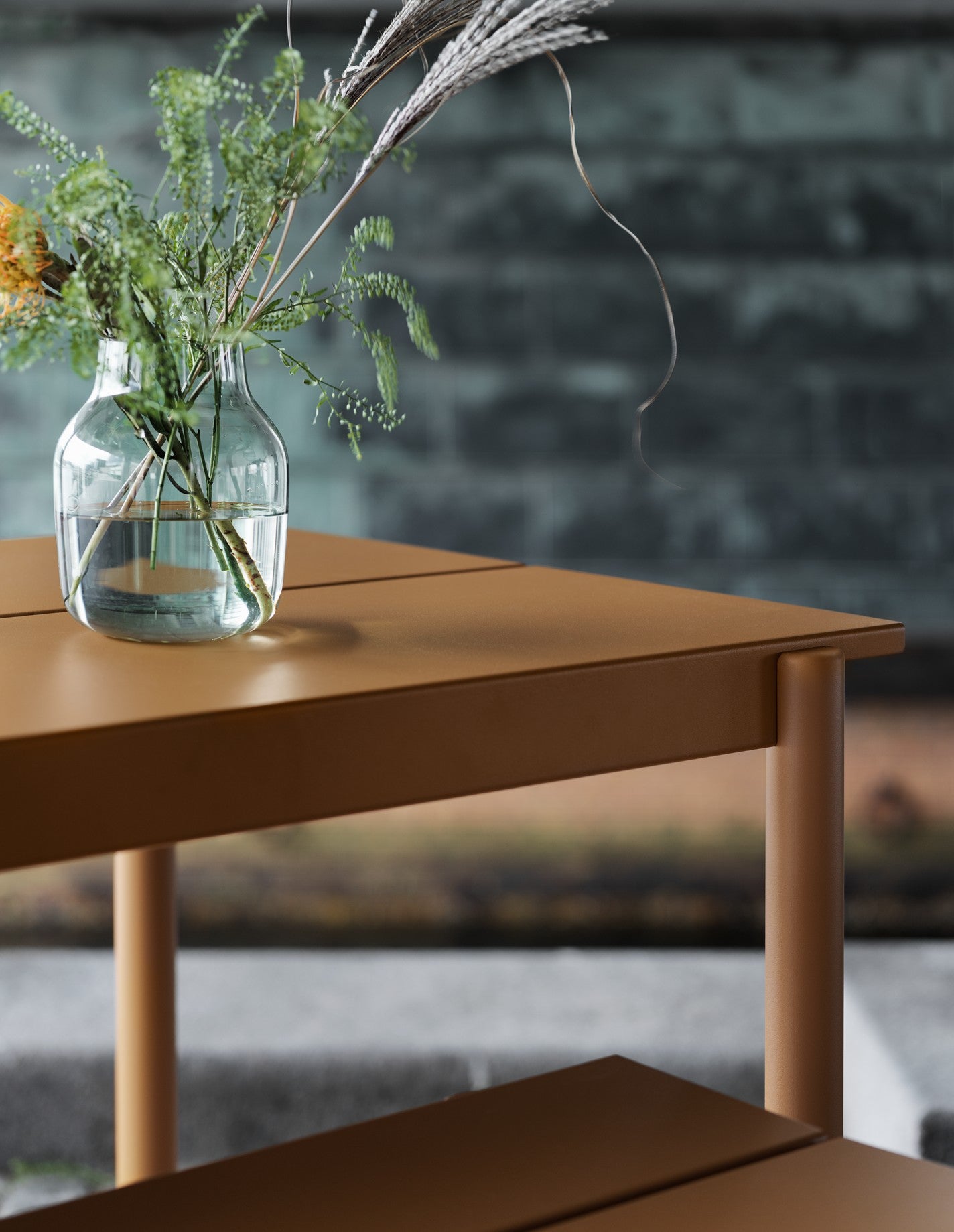 Buiten tafel LINEAR oranje staal