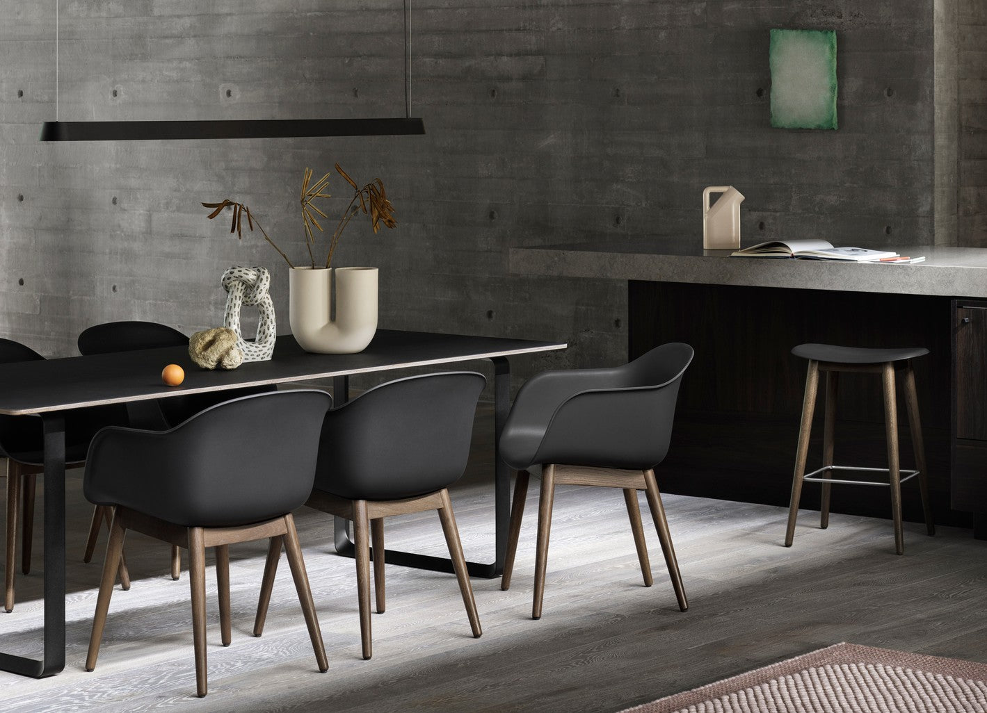 FIBER fauteuil met armleuningen zwart met houten basis