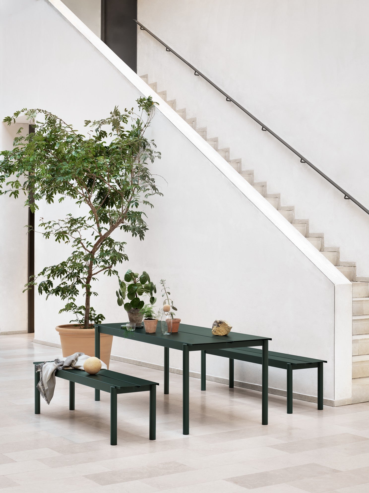 Buiten tafel LINEAR donkergroen staal