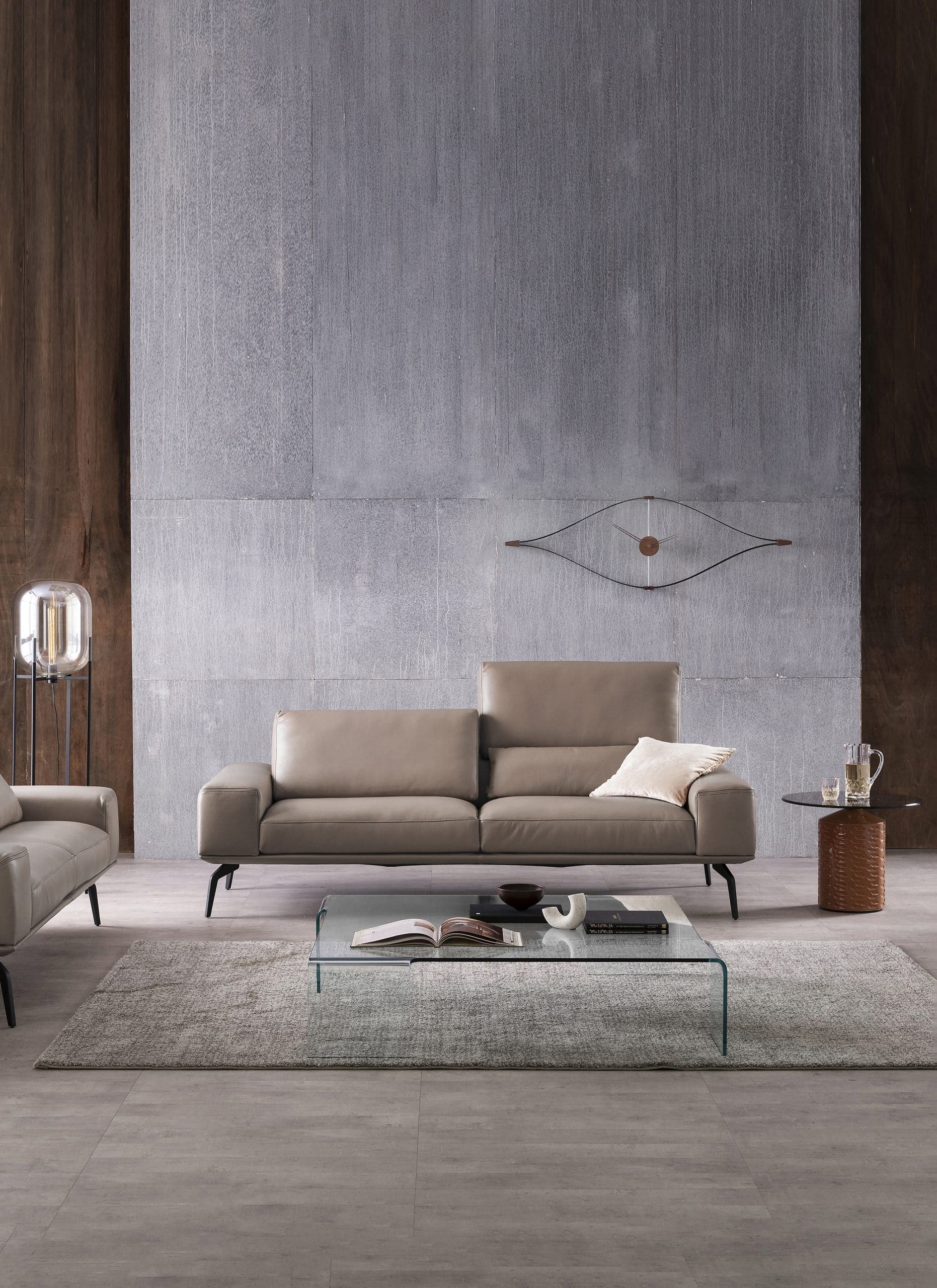 Wanduhr LOOK aus Nussbaum mit verchromten und schwarzen Akzenten