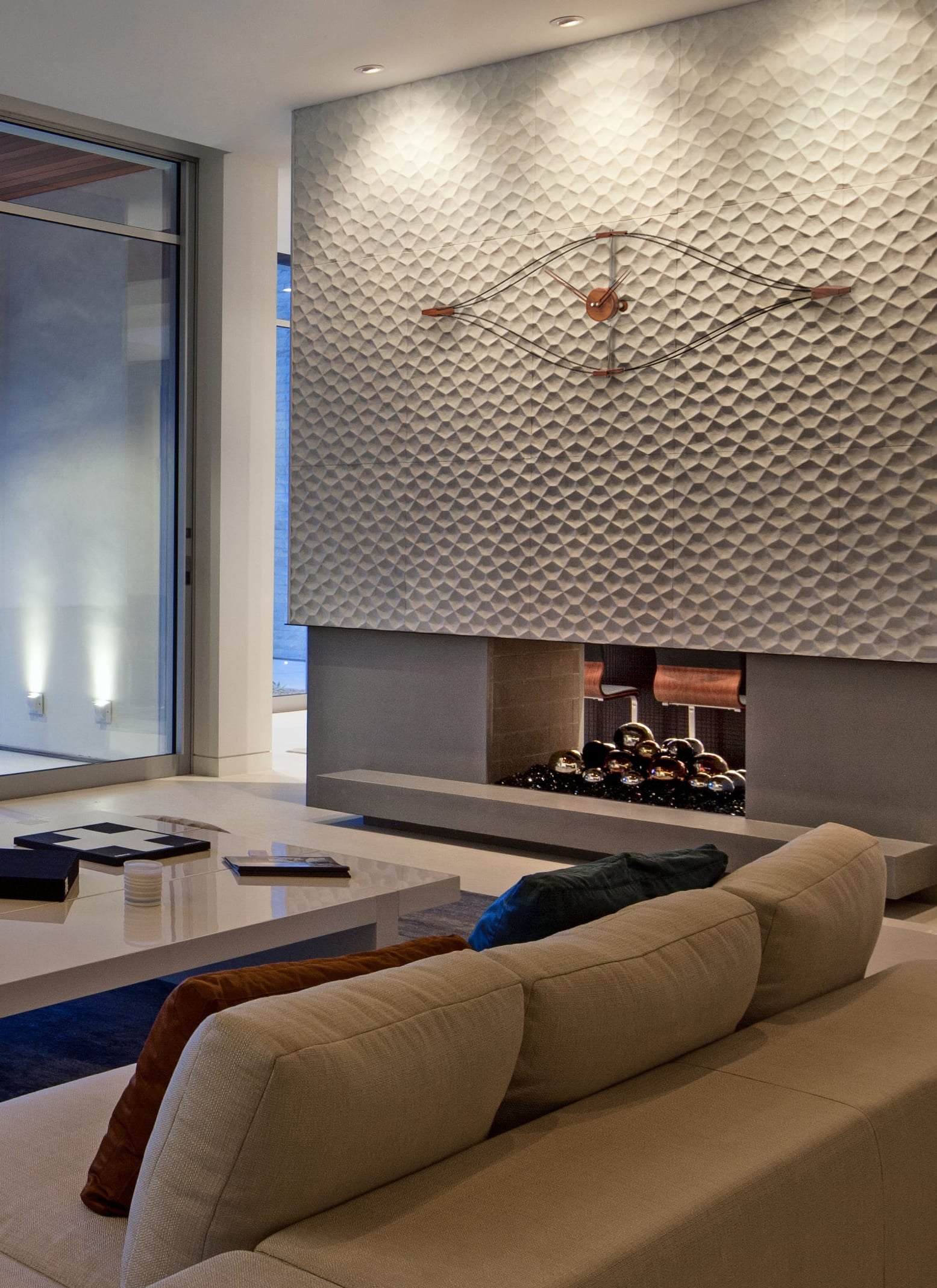 Wanduhr LOOK aus Nussbaum mit verchromten und schwarzen Akzenten