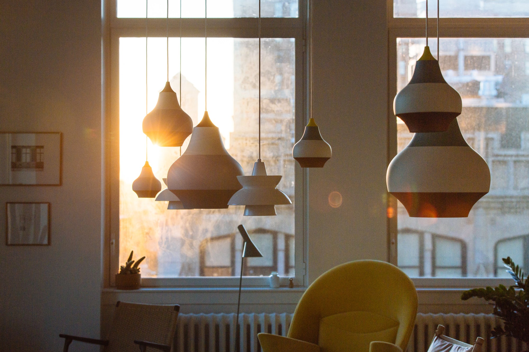 Hanglamp CIRQUE wit-blauw met koperen uiteinde