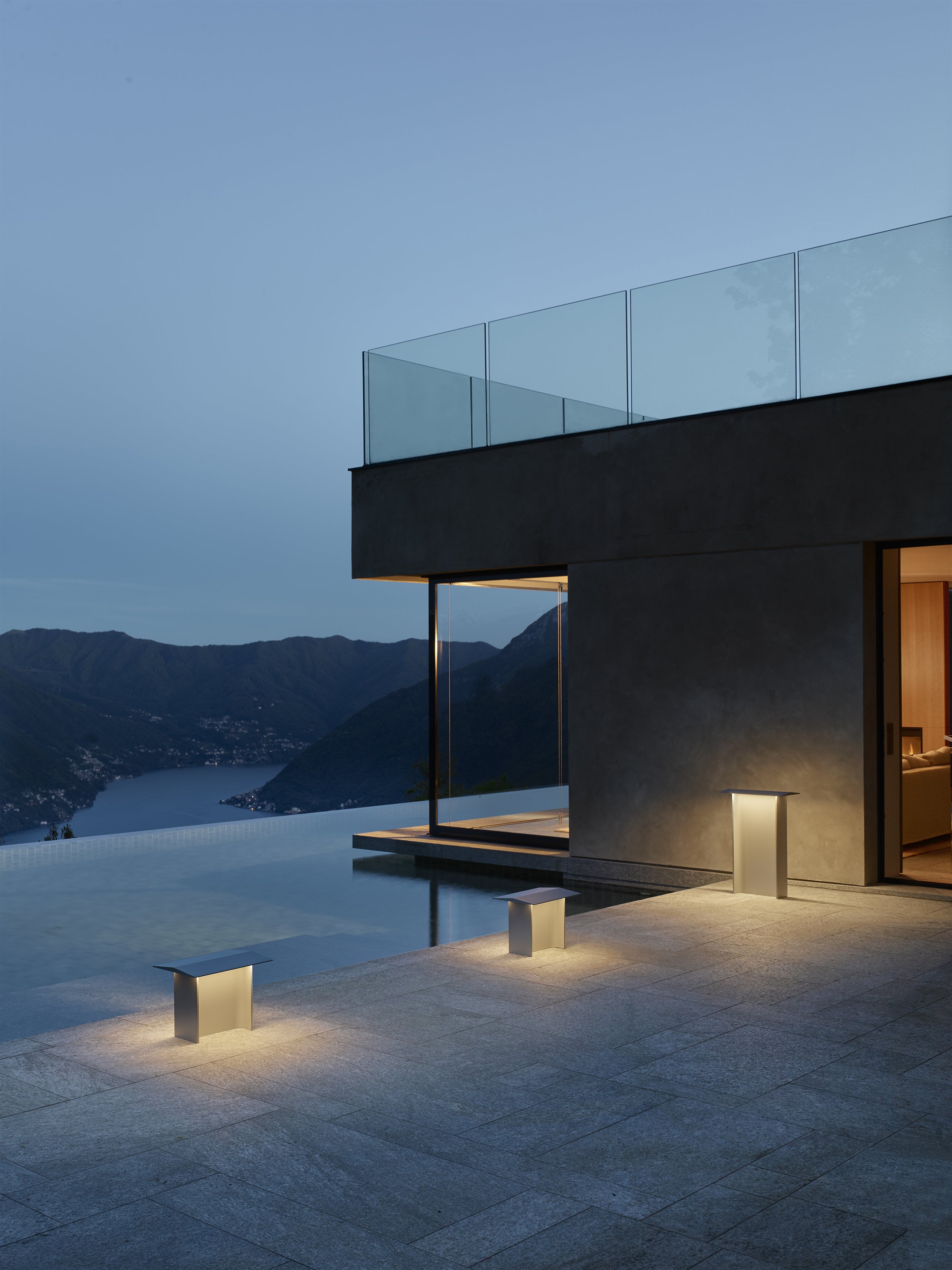 Lampa podłogowa zewnętrzna FIENILE jasnoszary