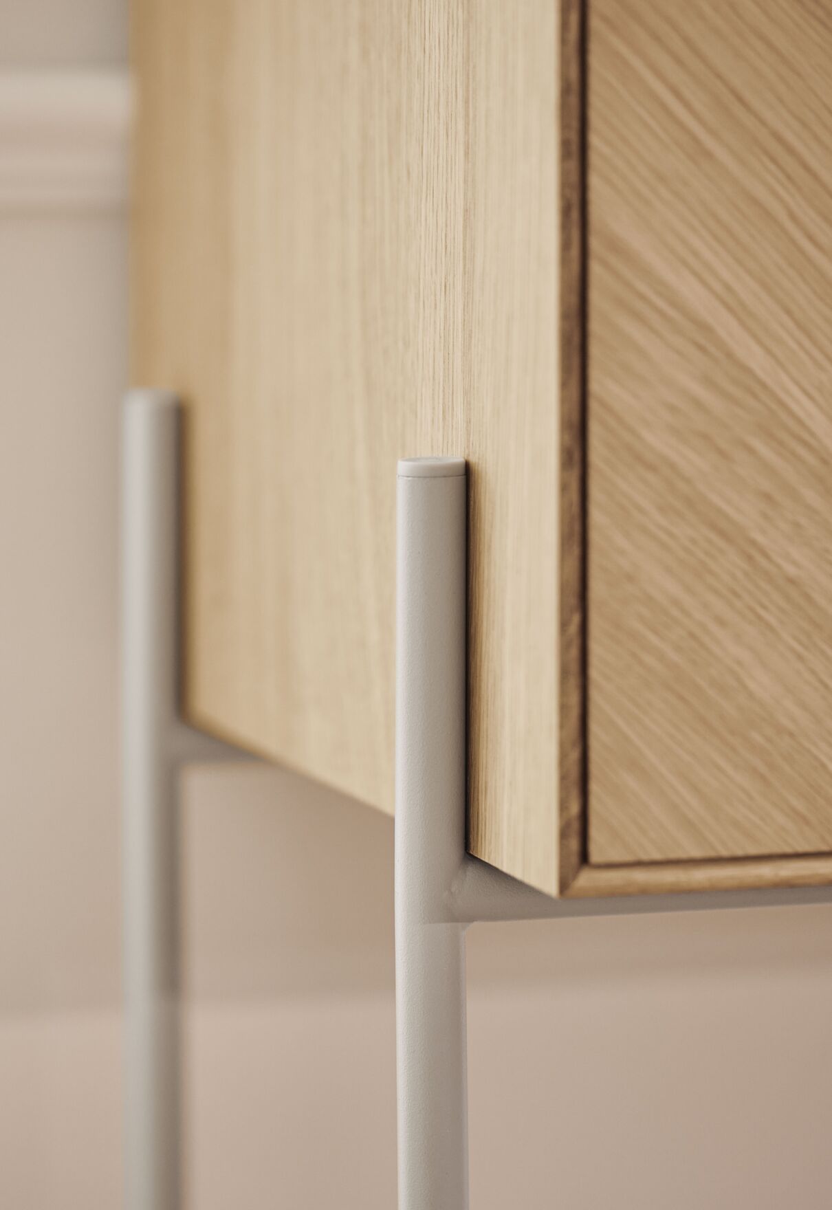 Lehmbrett Luxe -Eichenholz mit einer grauen Basis