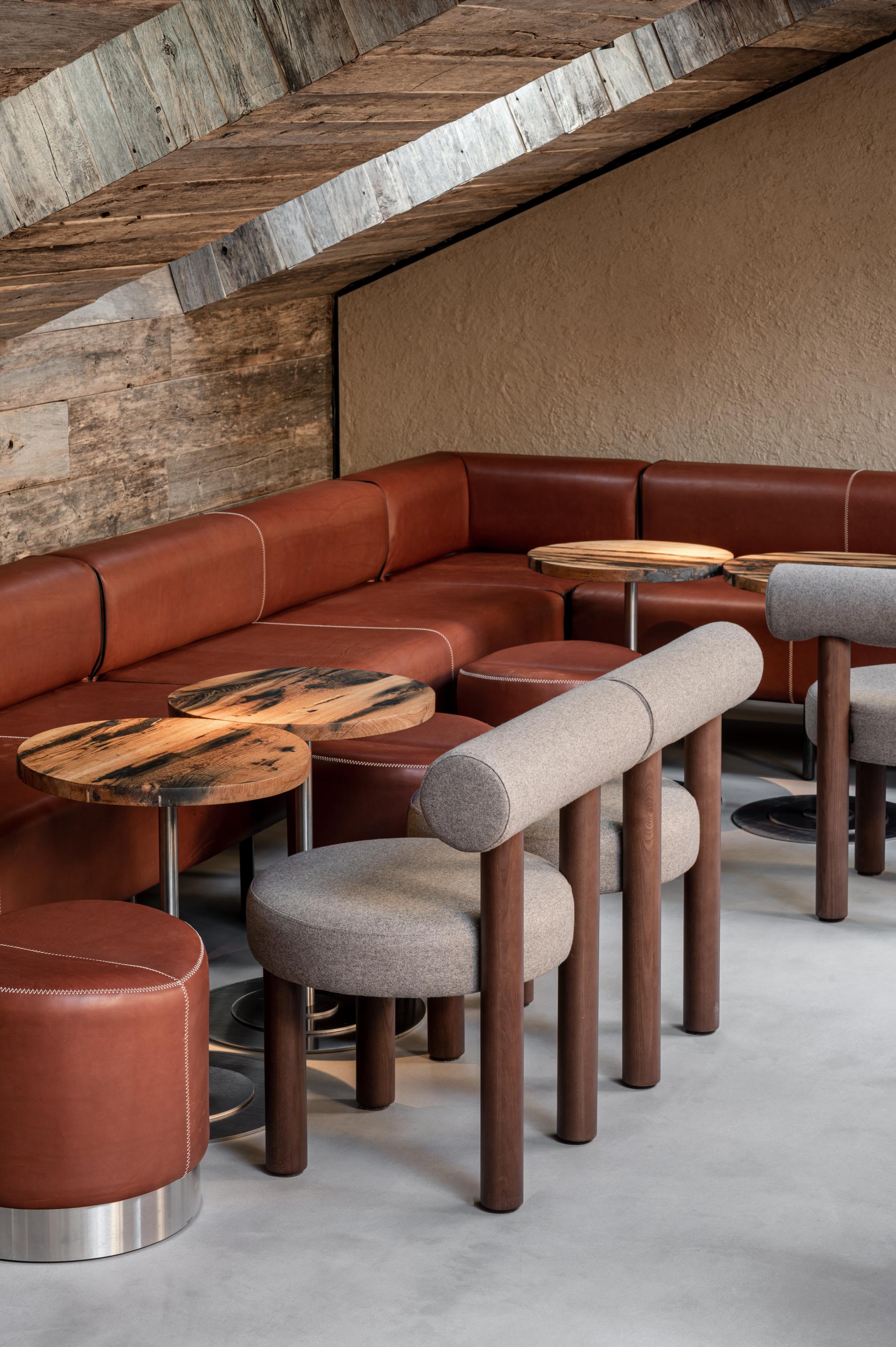 GROPIUS CS2 gestoffeerde stoel met houten basis