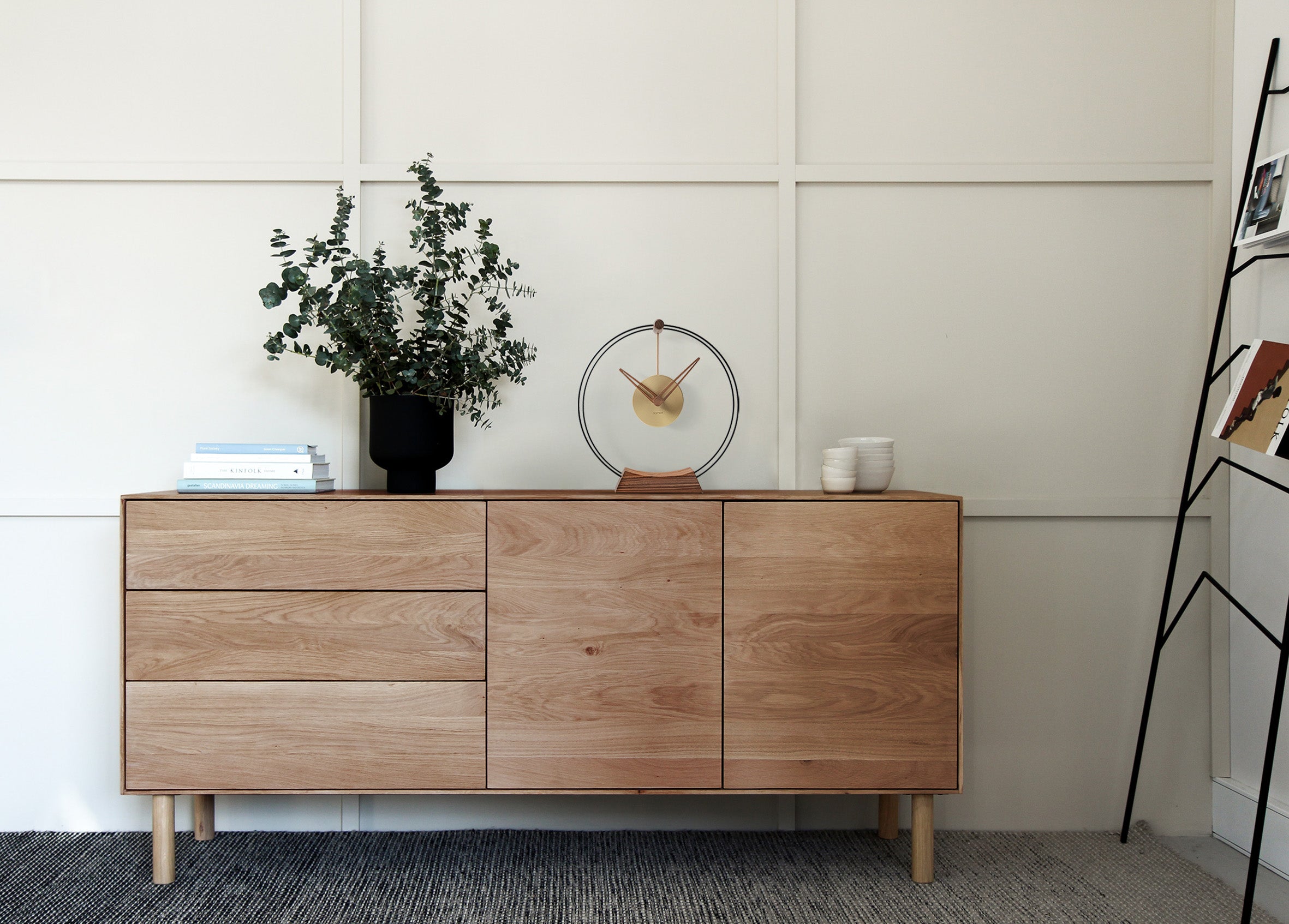 Tafelklok AIRE MINI van notenhout met messing afwerking