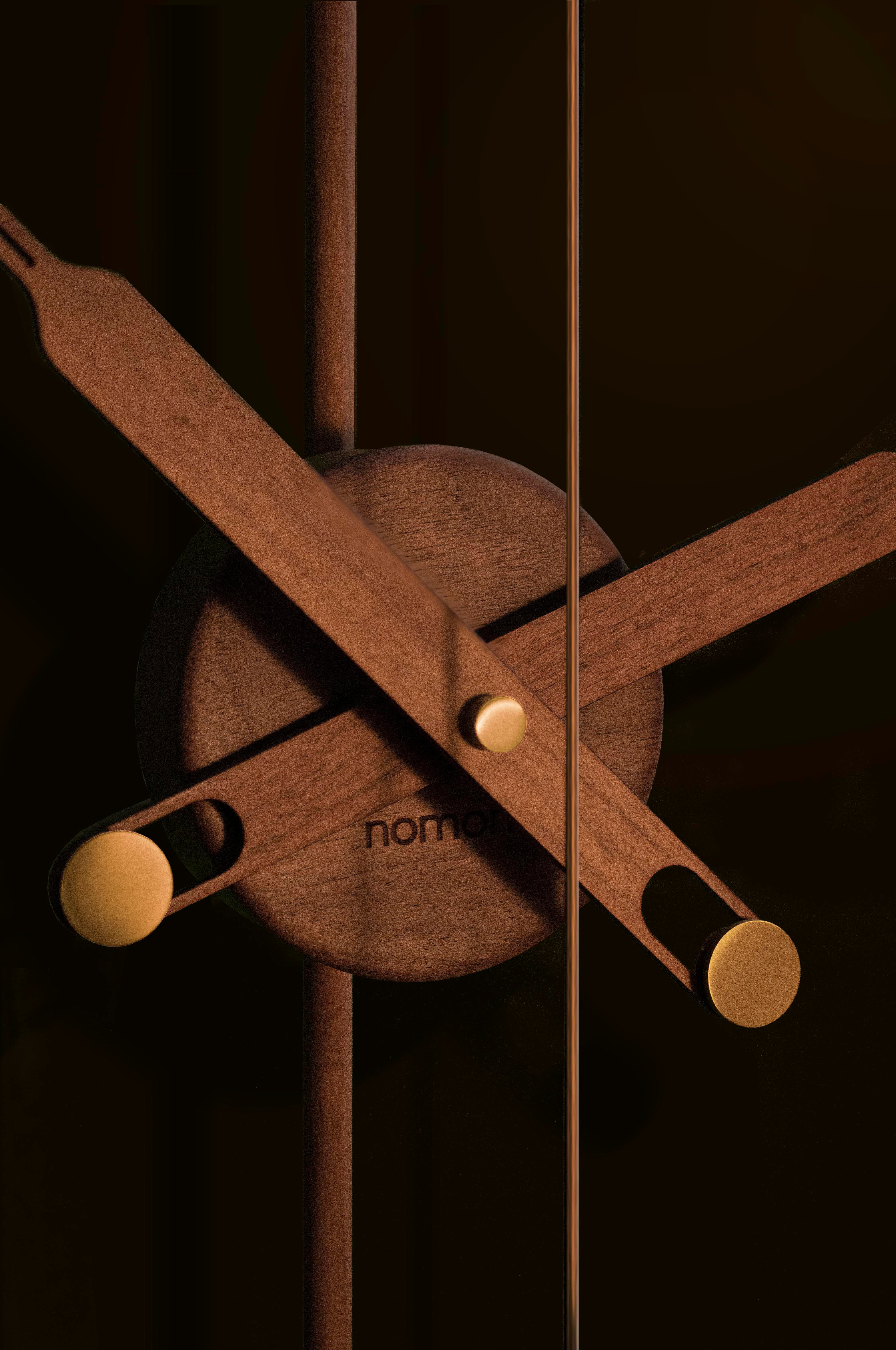 Wanduhr MINI BARCELONA PREMIUM aus Nussbaumholz mit messingfarbener Veredelung