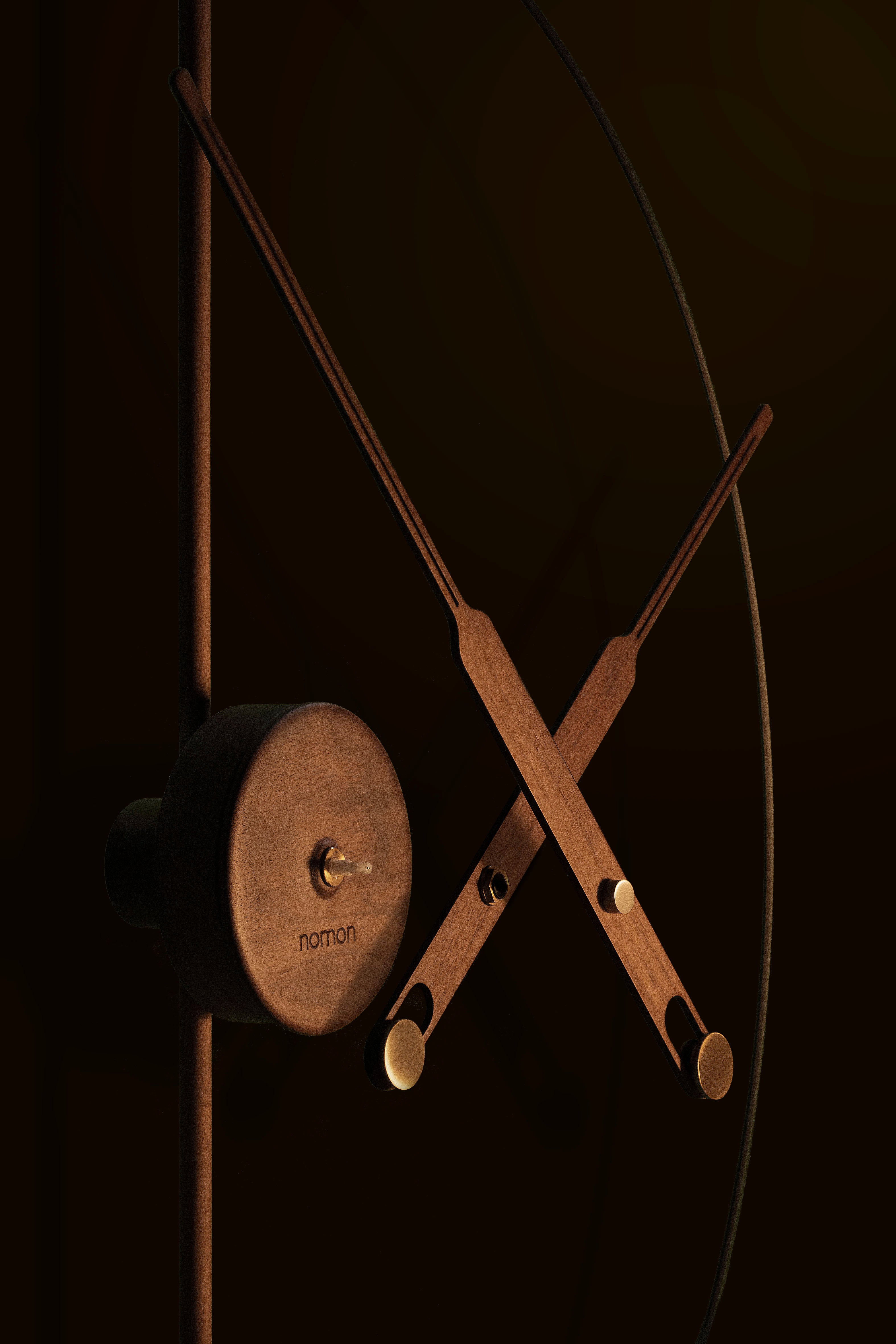 Wanduhr MINI BARCELONA PREMIUM aus Nussbaumholz mit messingfarbener Veredelung