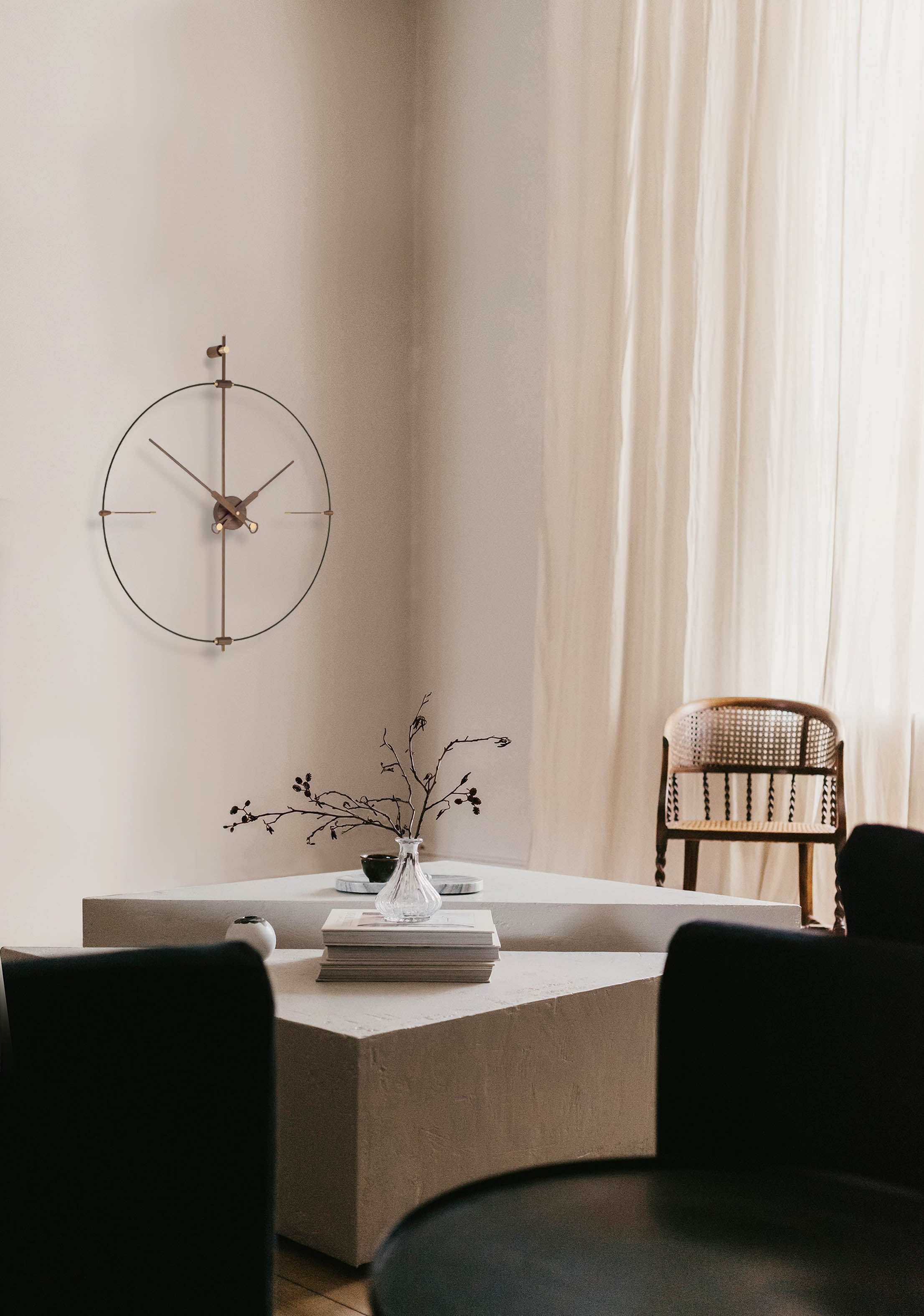 Muurklok MINI BILBAO PREMIUM notenhout met zwarte afwerking