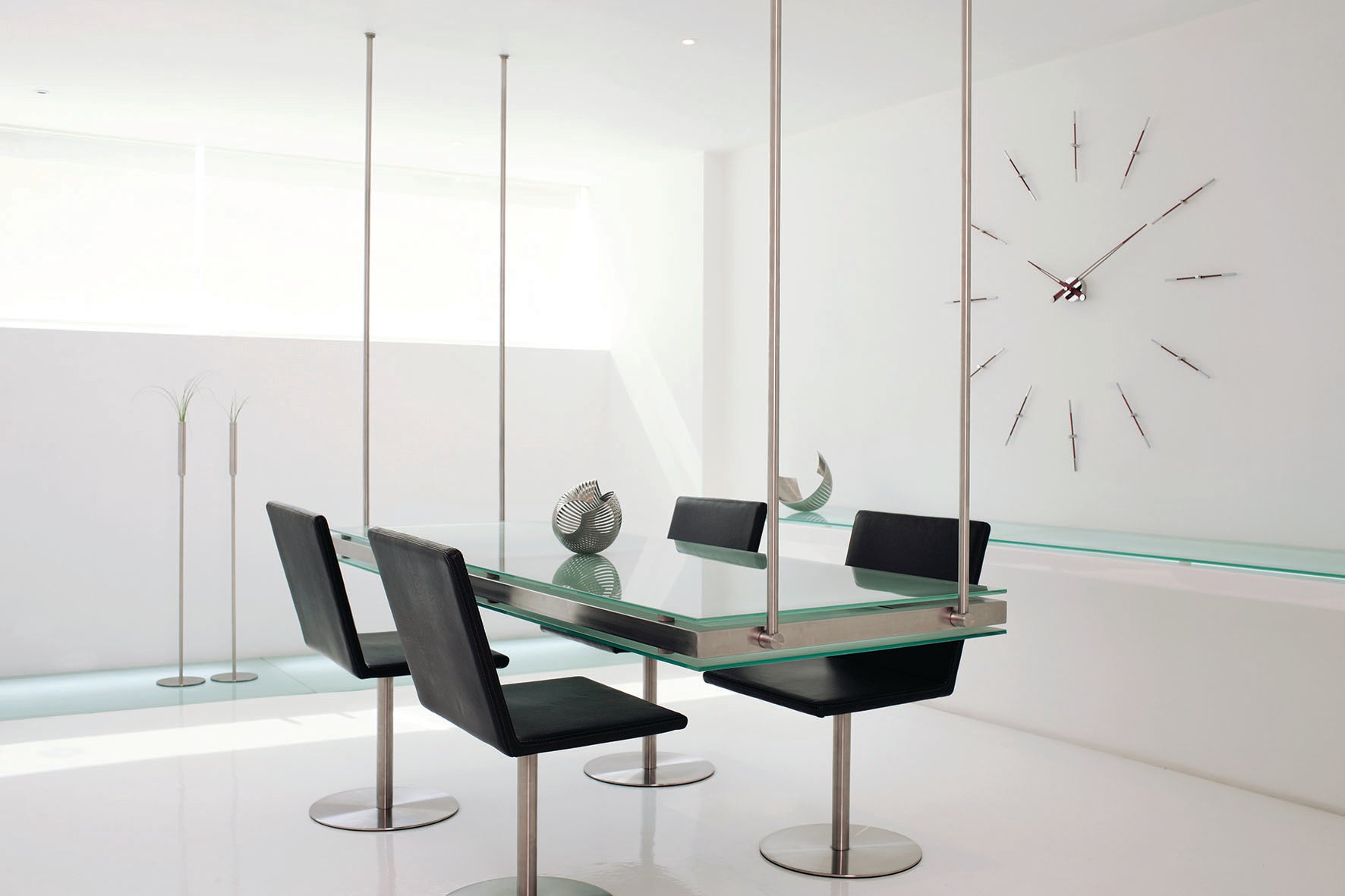 Wandklok MERLIN van notenhout met chroomafwerking