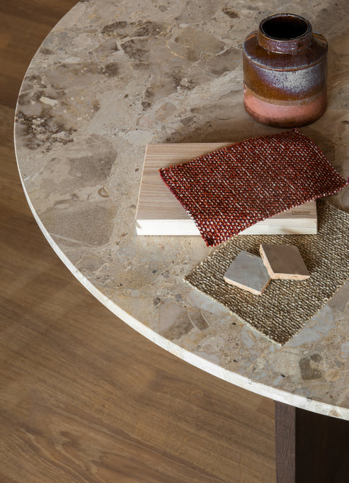 Stół okrągły ANDROGYNE beżowy marmur z dębową podstawą