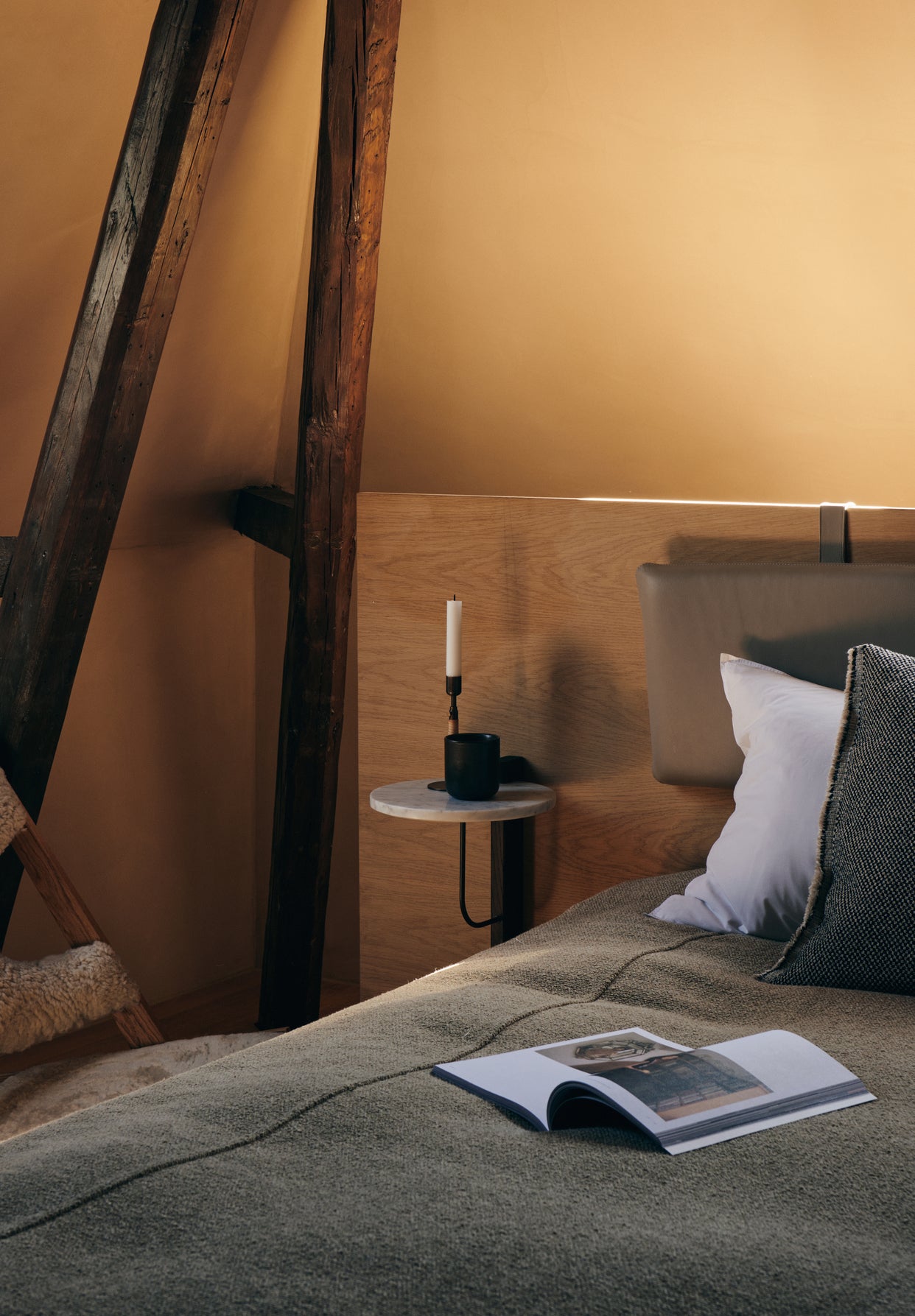 Regal CORBEL aus Eichenholz und Marmor