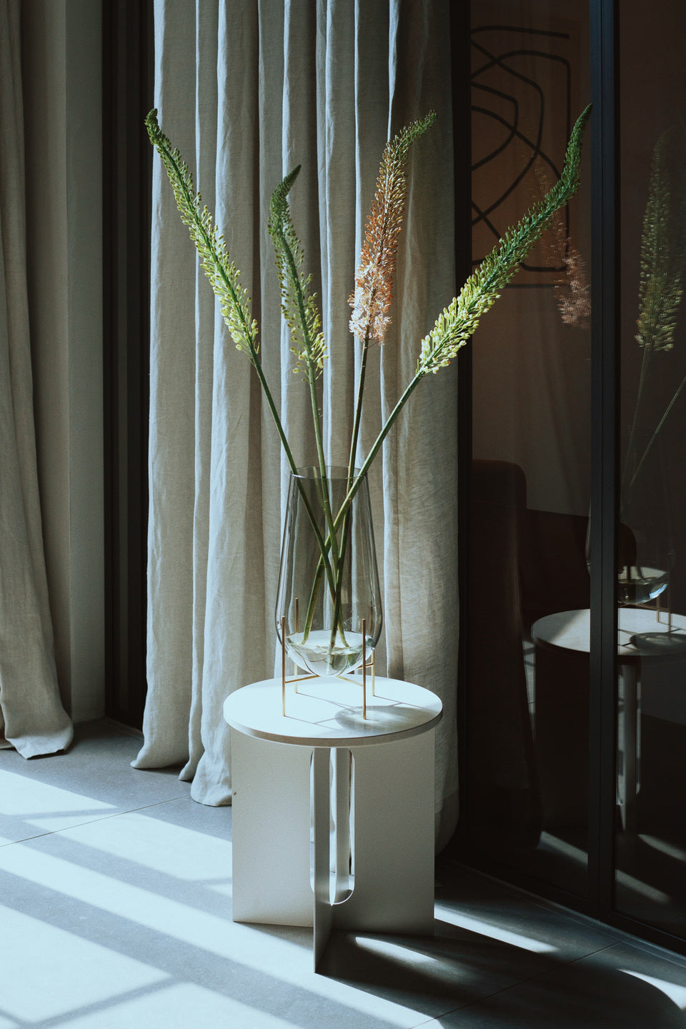 ANDROGYNE cream side table