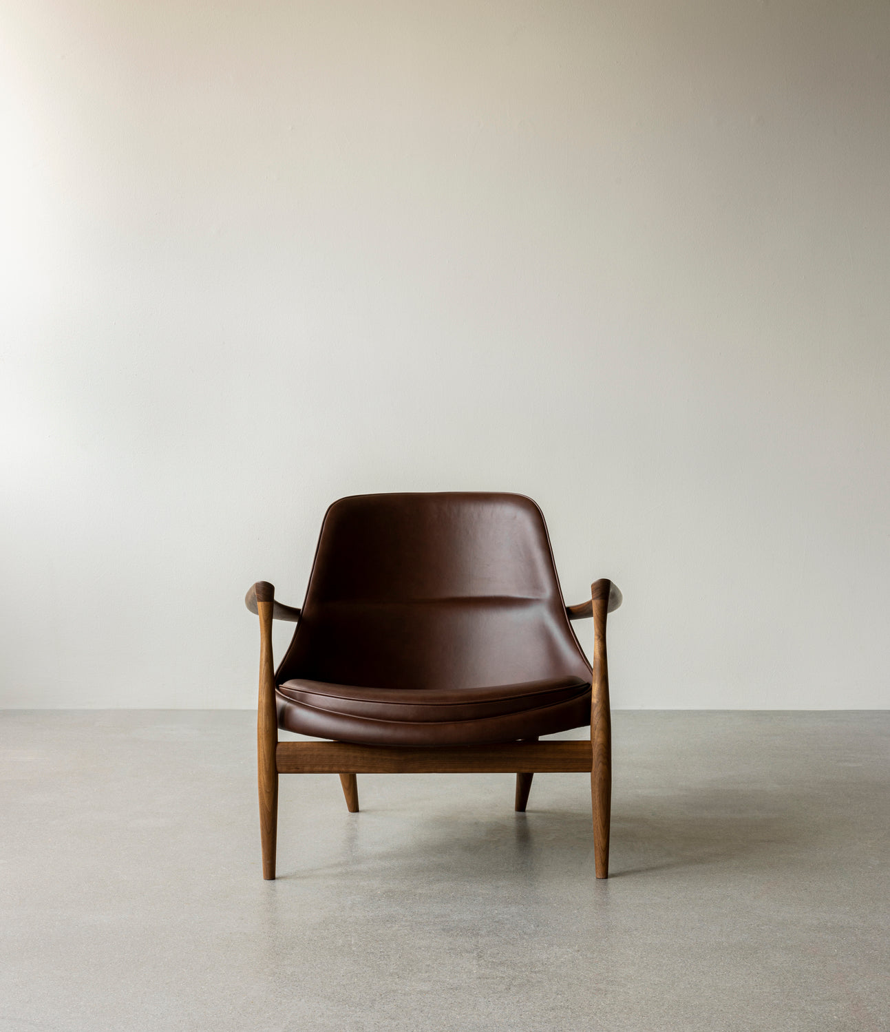 ELIZABETH armchair in beige with an oak base