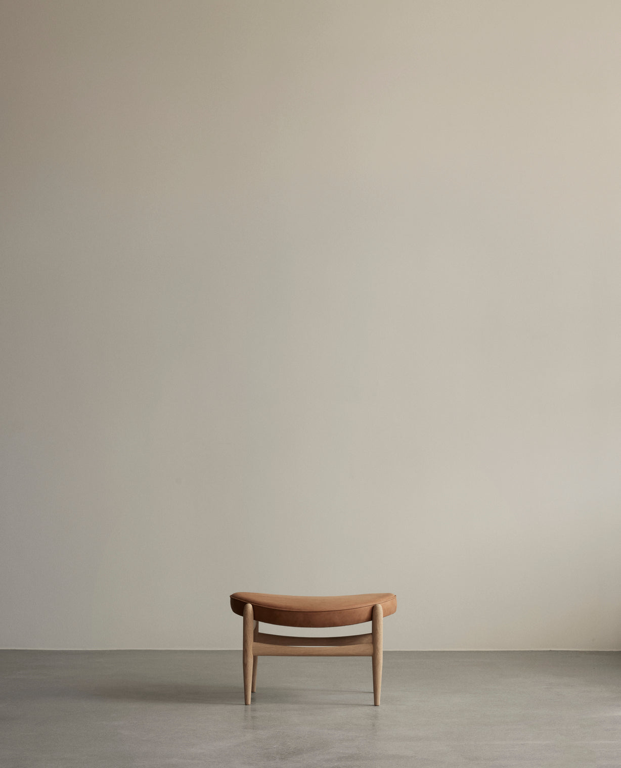 ELIZABETH beige footstool with walnut base
