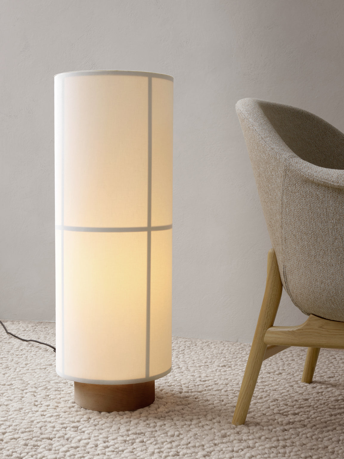 HASHIRA floor lamp with a linen shade and an ash base