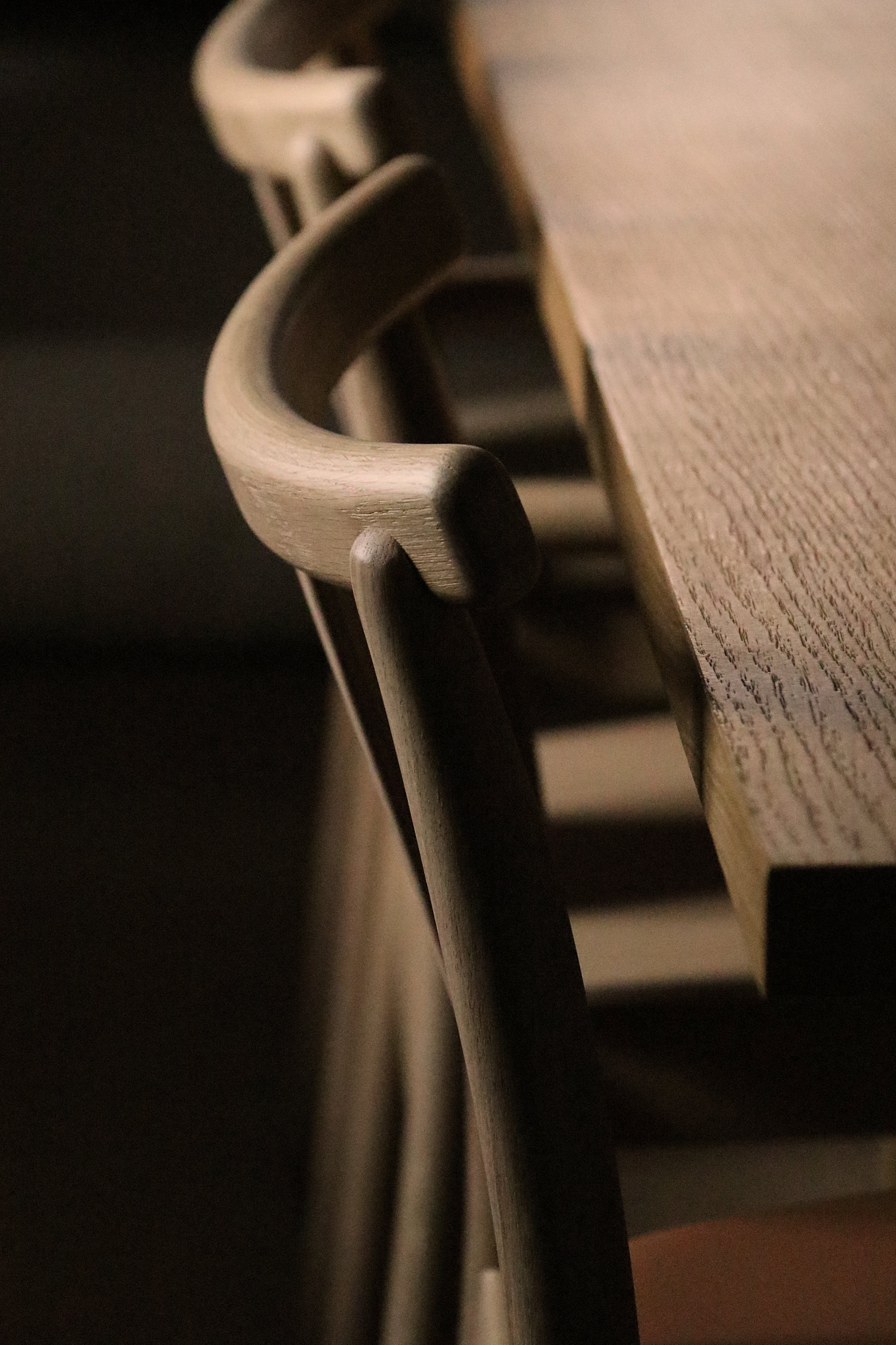 Stuhl MERKUR schwarzes Eichenholz mit braunem Sitz