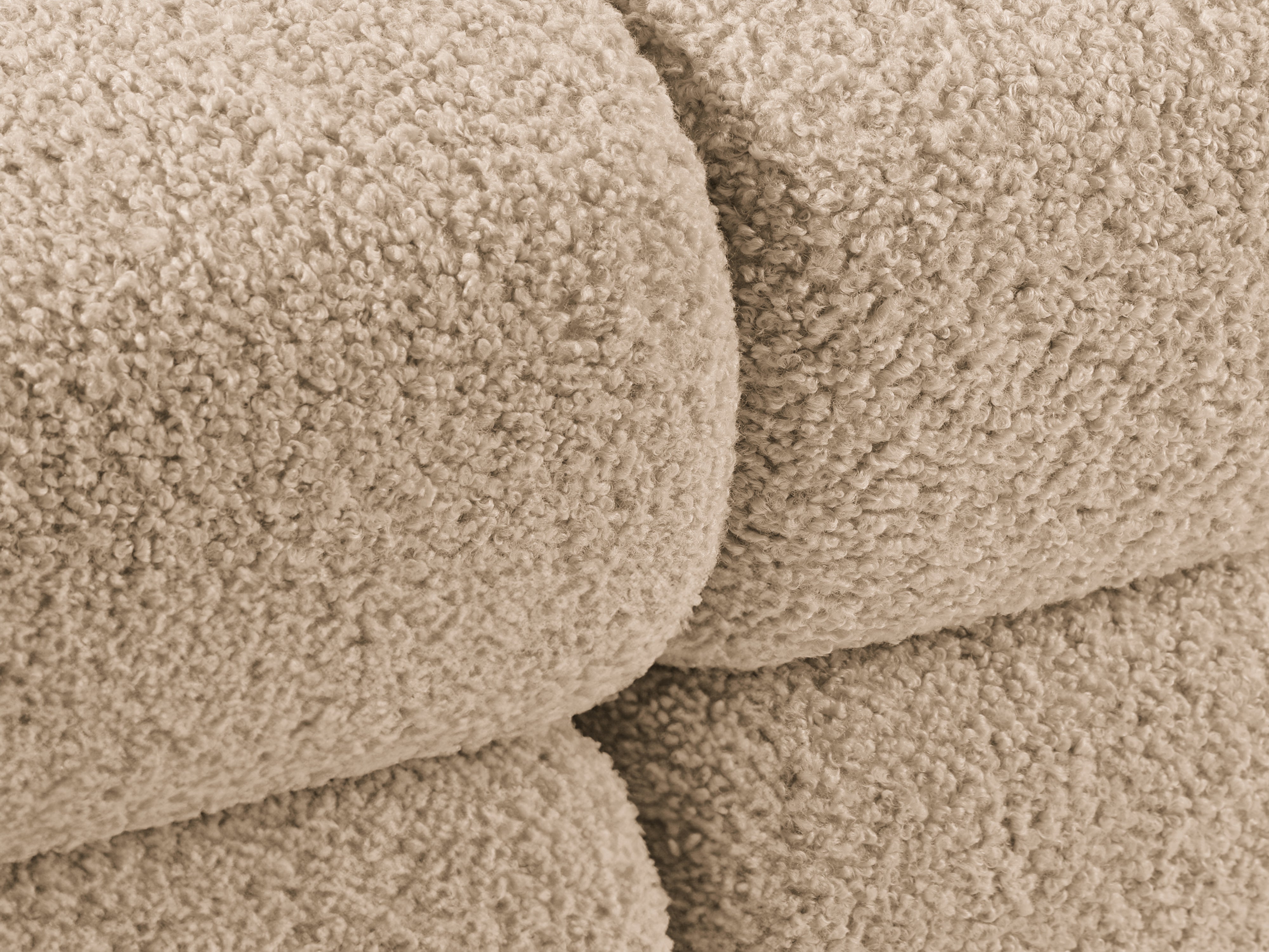 Links georiënteerde BELLIS chaise longue in zandkleurige boucle