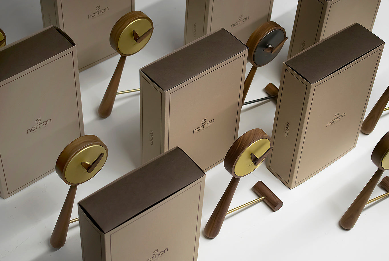 Tischuhr MINI PUNTERO aus Nussbaumholz mit graphitfarbener Oberfläche