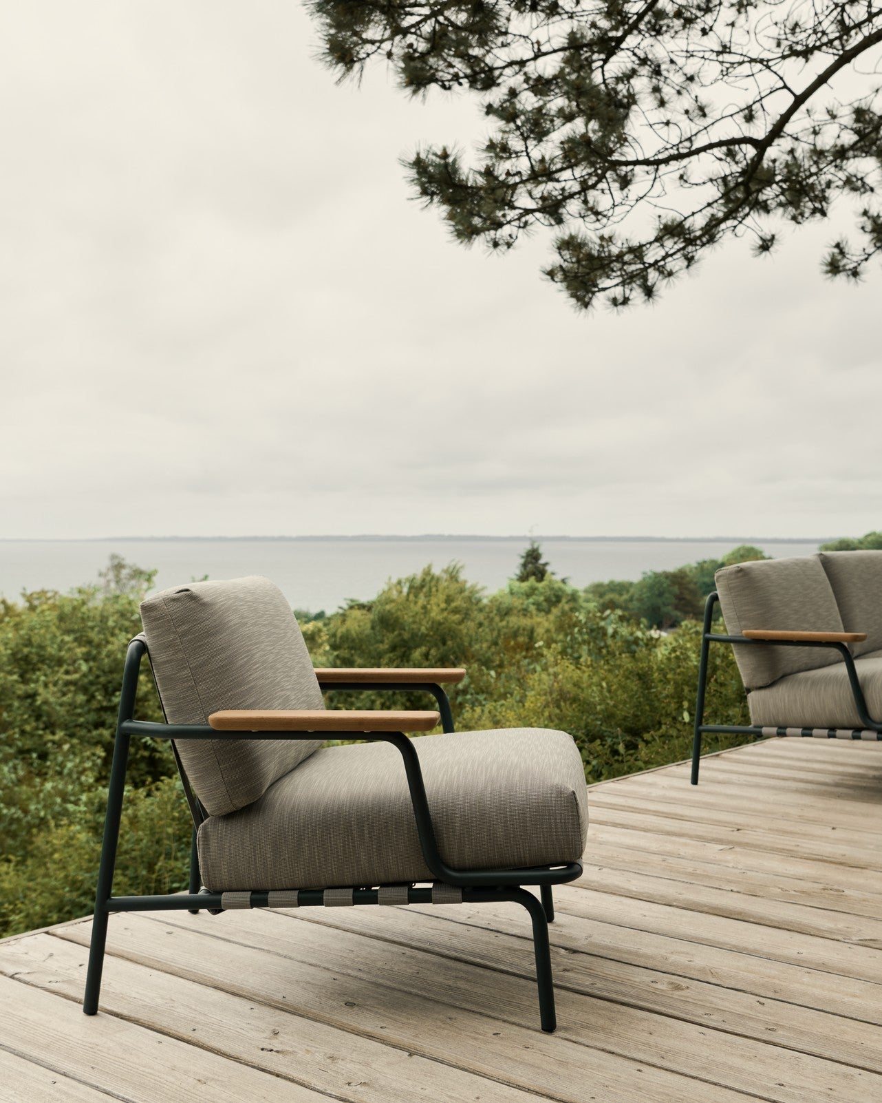 SETTLE Outdoor Armchair in Gray with Green Base