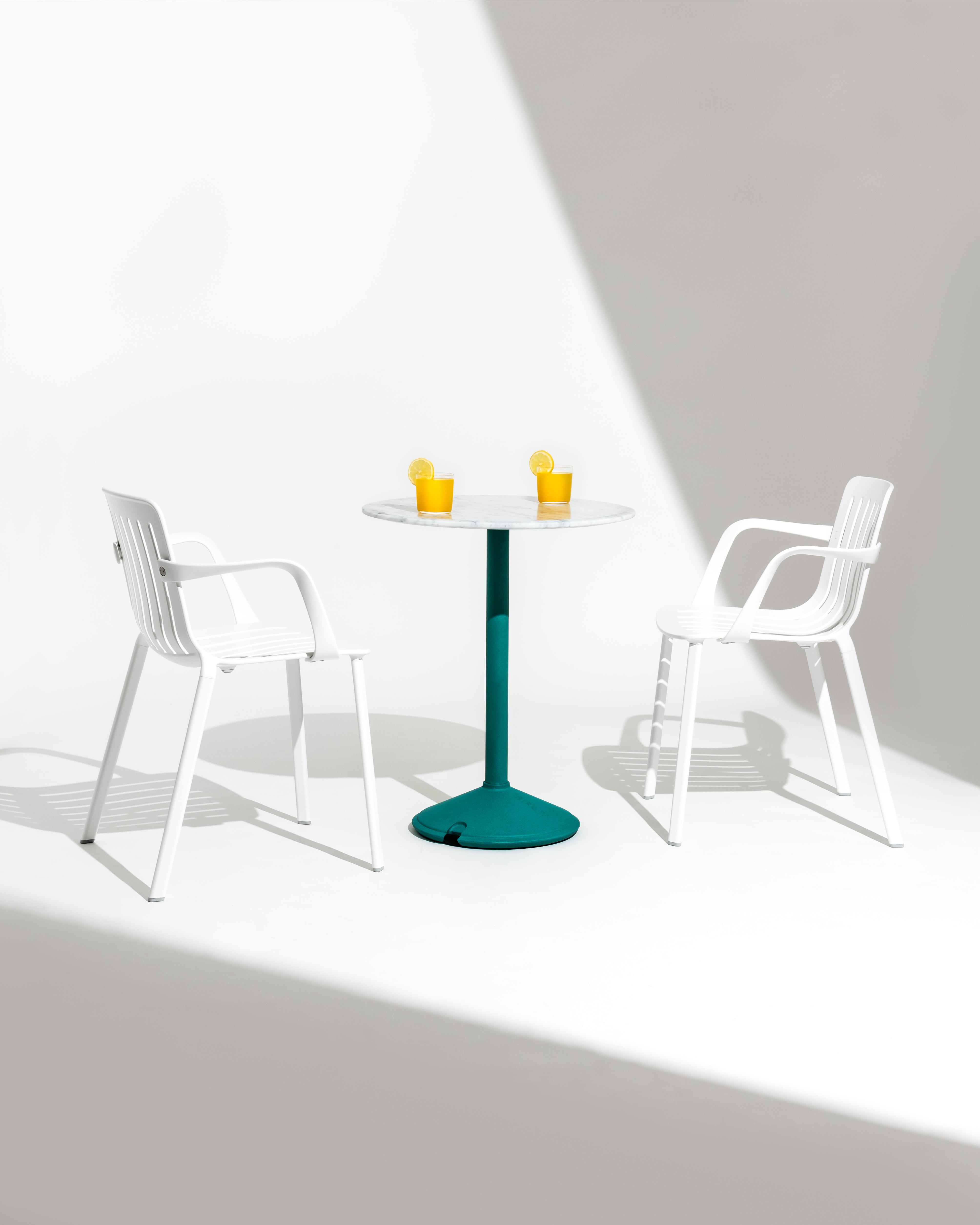 BRUT runder Tisch mit anthrazitfarbenem Fuß