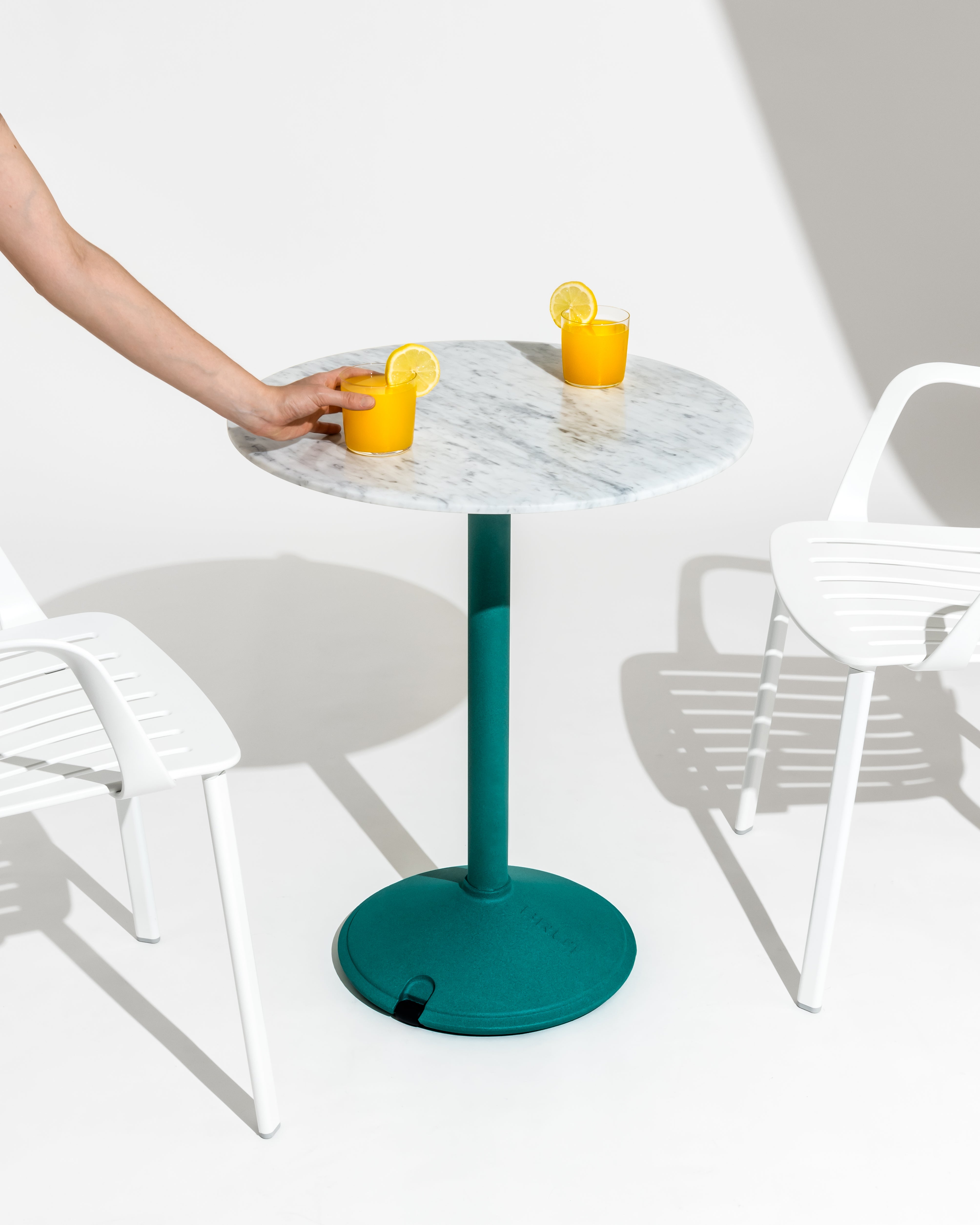 BRUT runder Tisch mit anthrazitfarbenem Fuß