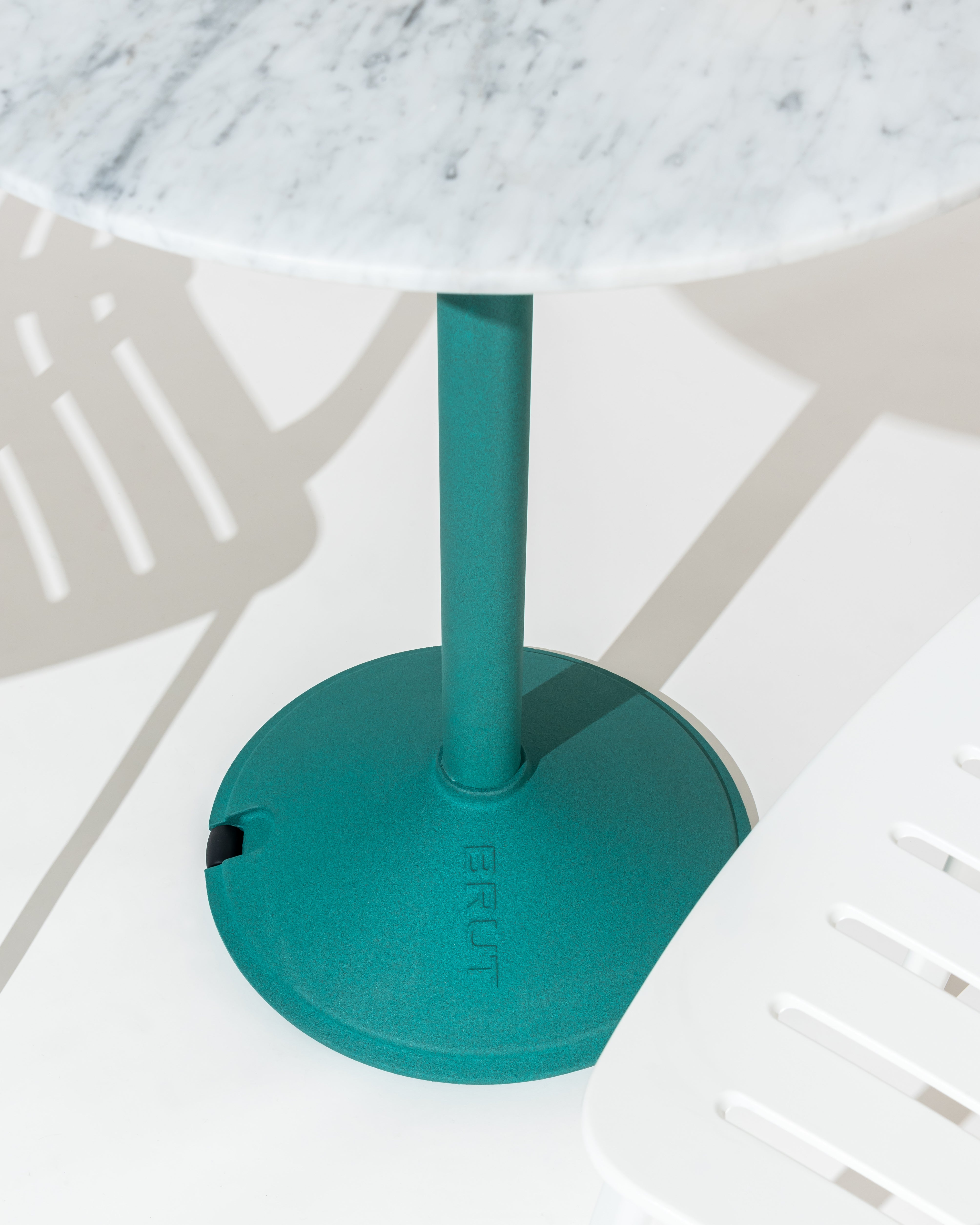 BRUT runder Tisch mit anthrazitfarbenem Fuß