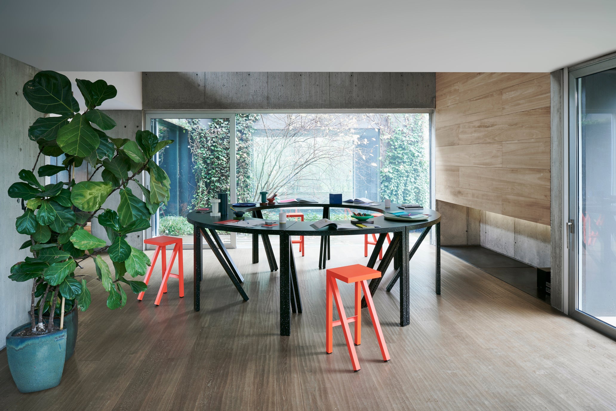 MILA runder Tisch mit schwarzem Stahlgestell