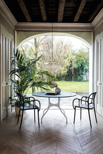 MILA runder Tisch mit schwarzem Stahlgestell