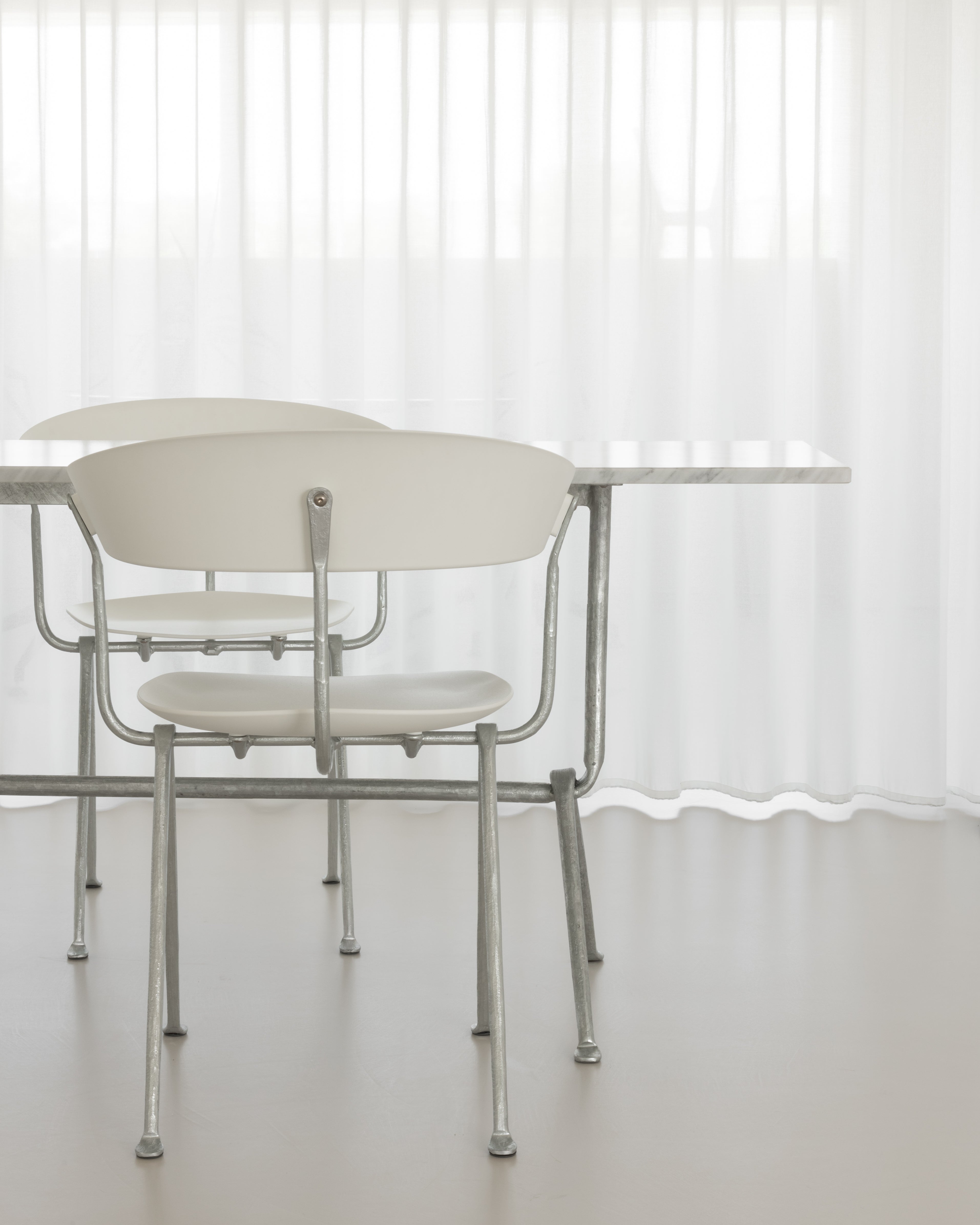 OFFICINA chair with a metal base and white seat
