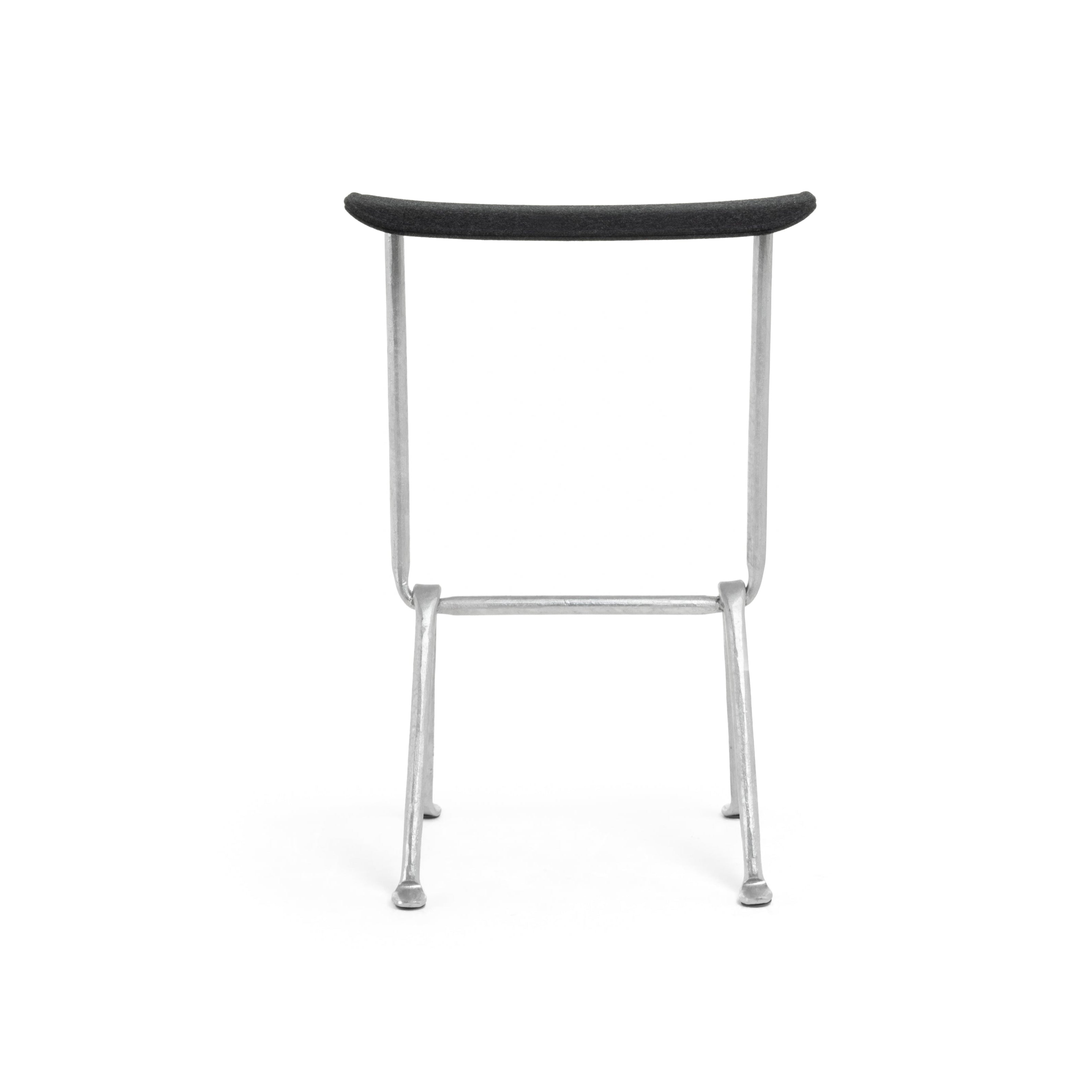 OFFICINA bar stool with a metal base and gray seat