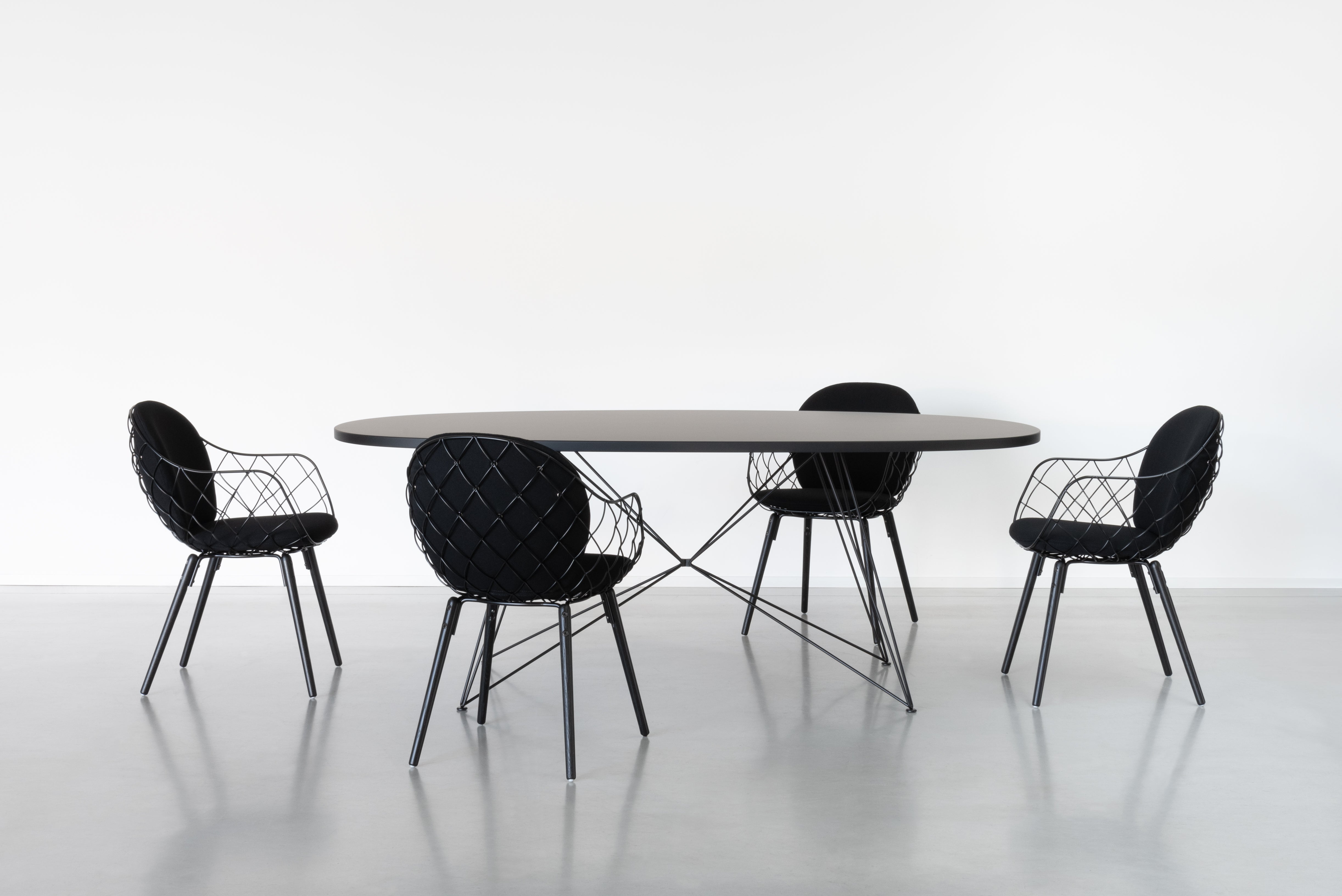 PIÑA chair in white with an ash base