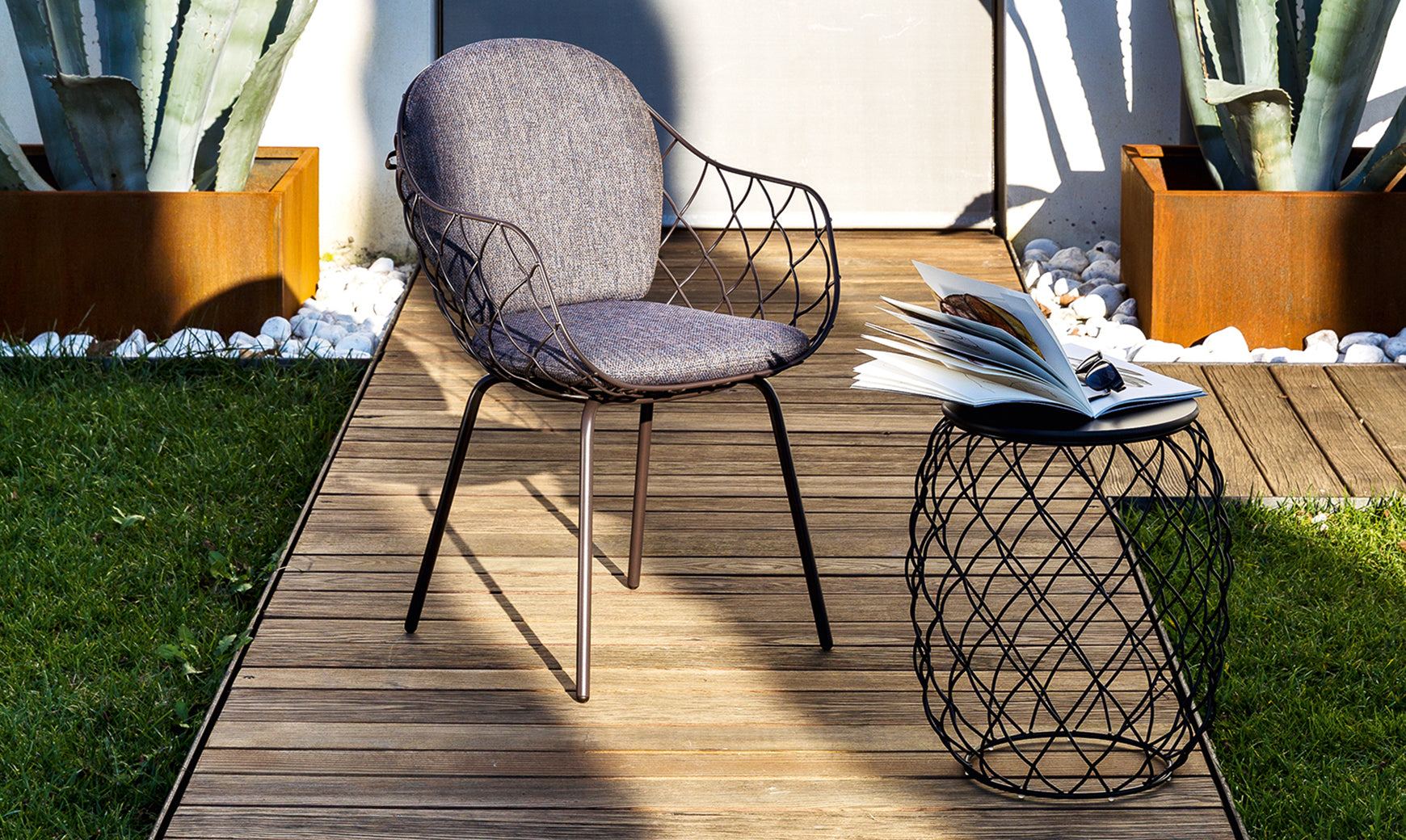 PIÑA Gartenstuhl rot mit weißem Fuß