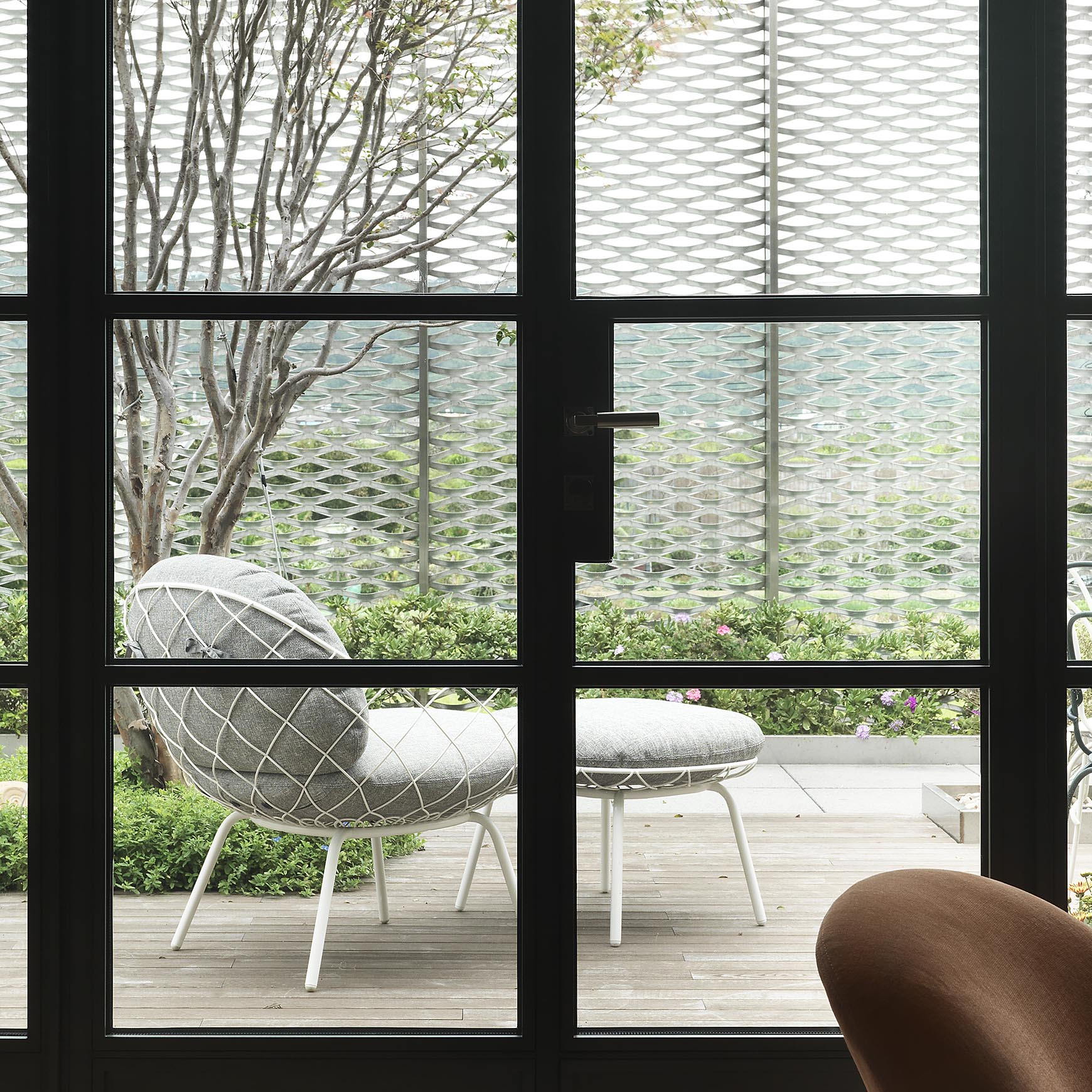 Outdoor pouf PIÑA navy blue with a black base